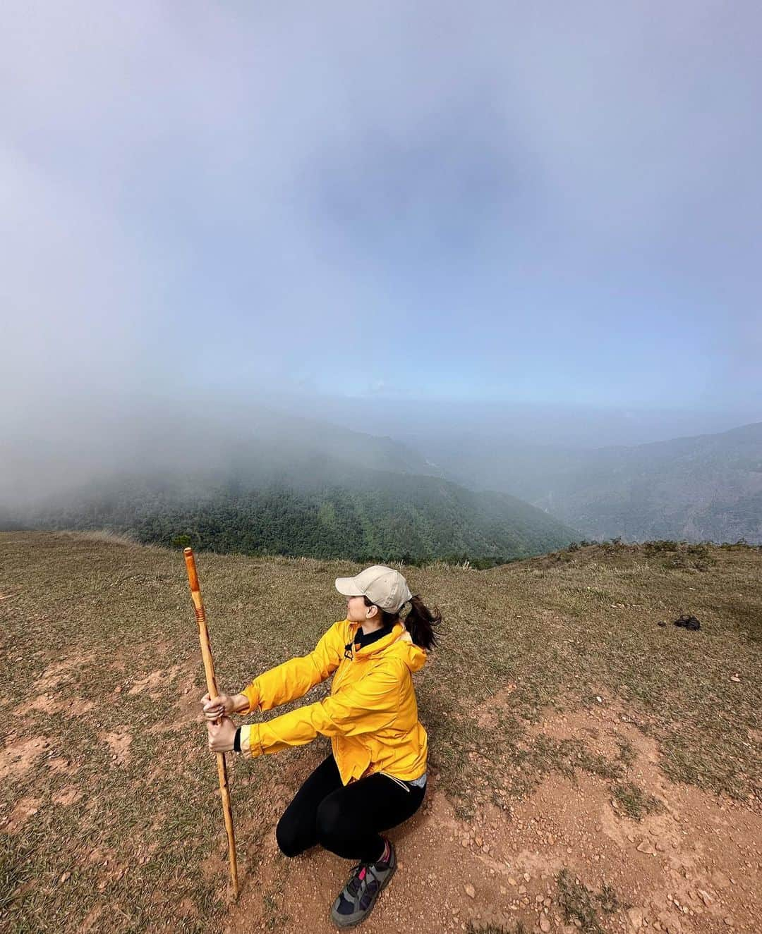 Alex Gonzagaのインスタグラム：「Beautiful peak of Mt Ulap. Pero talagang lulang lula na ako bakit ko ba to naisip gawin 😂⛰️」