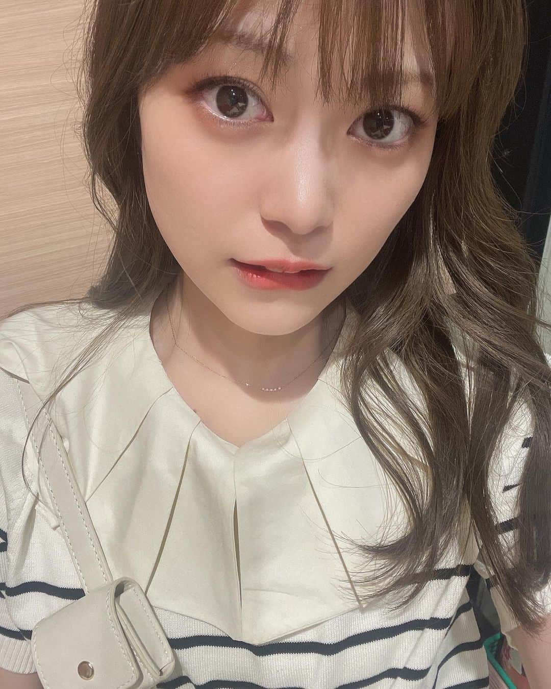 前田亜美のインスタグラム：「. . 最近の写真。  ✌︎(　˙-˙　)✌︎. . . 自撮りする機会少なくなったから 意識的に撮ってTwitterには定期便してる。 | ᐕ)⁾⁾. . て事で元気に過ごしております𓈒𓂂𓂃◌𓈒𓐍. . . ここ最近はめちゃくちゃマイペースに好きな事、やりたい事をやったり感じたりインプットとアウトプットしてます。. . . 1年の中で今の季節が1番好きで 生ぬるい風と初夏の香りを感じられて….  花とか緑とか蝶々とか… . できるだけ外出て散歩して 1人で頭の中の整理をしたり(* .ˬ.)" . . 好きな物に囲まれたり好きな事、 ワクワクすることを選ぶようにしてる。. . . 今日は雨だけど…雨の日も好き。 そんな日もあるよね！ 雨の音でも聞いてのんびりいこう？？. . .」