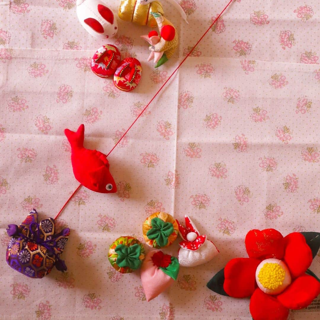 星野リゾート 界の若者旅さんのインスタグラム写真 - (星野リゾート 界の若者旅Instagram)「界 伊東では伊豆稲取に伝わる伝統工芸『雛のつるし飾り』づくりをご体験いただけます。 稲取の雛のつるし飾りは、日本三大つるし飾りに数えられています。 うさぎや巾着など様々な雛があり、それぞれ意味が込められているので、ご自身の願いに合った雛を選ぶのもおすすめです。 伊豆の伝統工芸に触れる旅を、ぜひお楽しみください。  At KAI Ito, you can experience the traditional craft of making hanging ornaments of Hina dolls. This is one of the three most popular Japanese Hina decorations. There are various types of Hina, such as rabbit and pouch, each with its meaning, so choosing the Hina dolls that best fit your wish is recommended. We hope you enjoy your trip to Izu to experience the traditional crafts of Izu.  #星野リゾート #界 #界伊東 #静岡 #伊東 #伊東温泉 #温泉 #温泉旅館 #温泉旅行 #つるし飾り #つるし雛 #伝統工芸 #伊豆稲取 #hoshinoresorts  #kai #kaiito #Japantravel #hotsprings #onsen #ryokan #shizuoka #hungingdolls #traditional #experience」5月7日 16時00分 - hoshinoresorts.kai