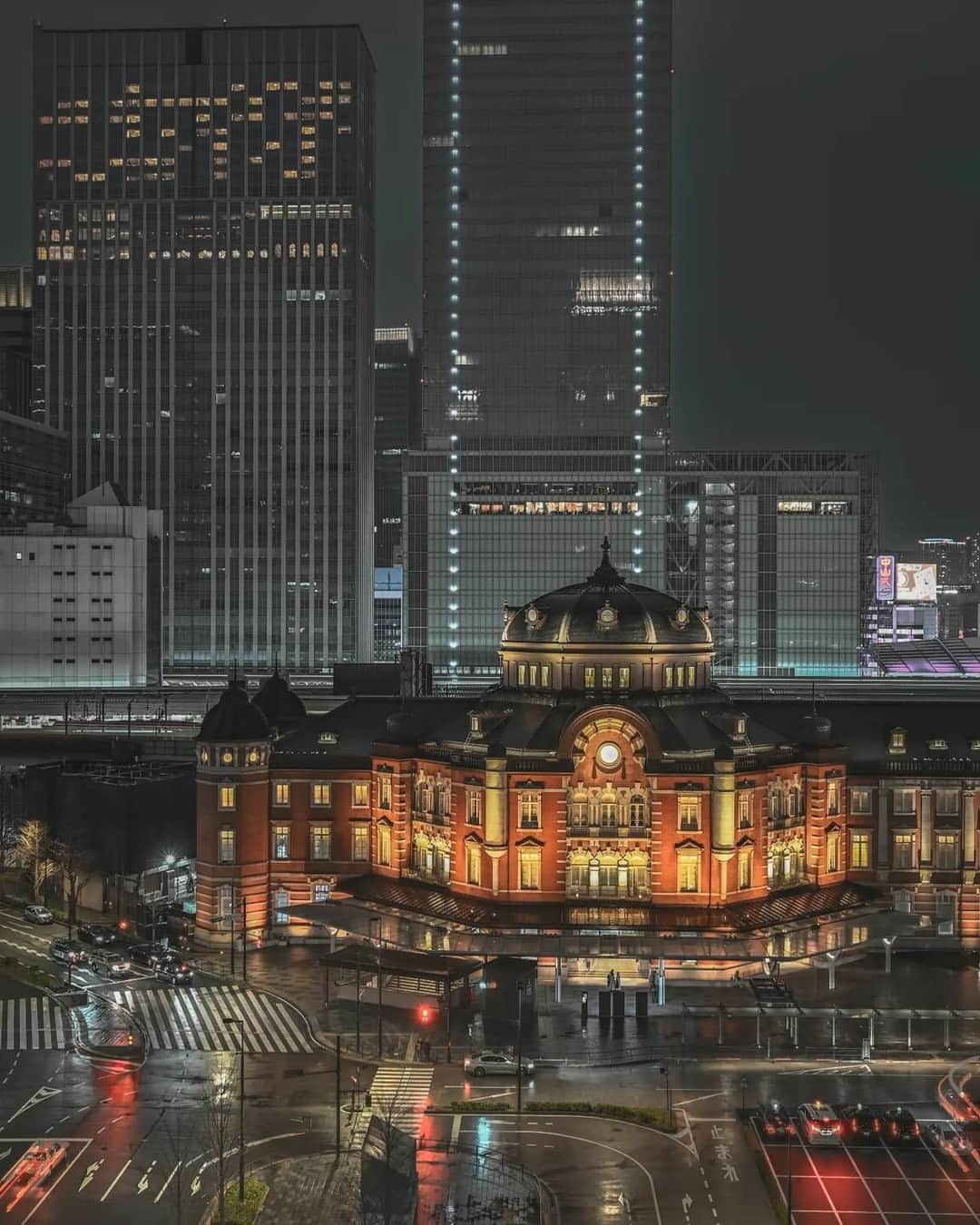 ニコンイメージングジャパン公式さんのインスタグラム写真 - (ニコンイメージングジャパン公式Instagram)「‖いつもと違う場所から撮る東京駅⁡⁡ Photo by @ta_z62niko https://www.instagram.com/p/Cp2TYfkPgb6/ * ニコンのカメラ・レンズで撮影され、「#nikoncreators」をつけて投稿していただいた皆さまの作品をご紹介します。投稿の際は使用機材名をぜひご記載ください。 （作品使用に関するガイドラインは本アカウントのプロフィールに記載しているURLからご覧ください）  #nikoncreators #ニコン #nikon #一眼 #カメラ #camera #nikon📷 #nikonlove #light_nikon #東京駅 #夜景  ※皆様、政府、自治体など公的機関の指示に従った行動をお願いします。  nikonjpでは、写真を「見る楽しみ」を提供することを通して、 微力ながら皆様にわずかな時間でも癒しをお届けしたいと思っております。 本アカウントでの投稿を引き続きお楽しみください。 . 【ご注意ください】⠀⠀ ニコンイメージングジャパン公式を名乗るなりすましアカウントが確認されています。 不審なDMを受け取った場合、記載されているURLなどはクリックせず、DMの削除などをお願いいたします。 . ニコンイメージングジャパン公式アカウントは下記からご確認いただけます。 https://www.nikon-image.com/socialmedia/」5月7日 16時00分 - nikonjp
