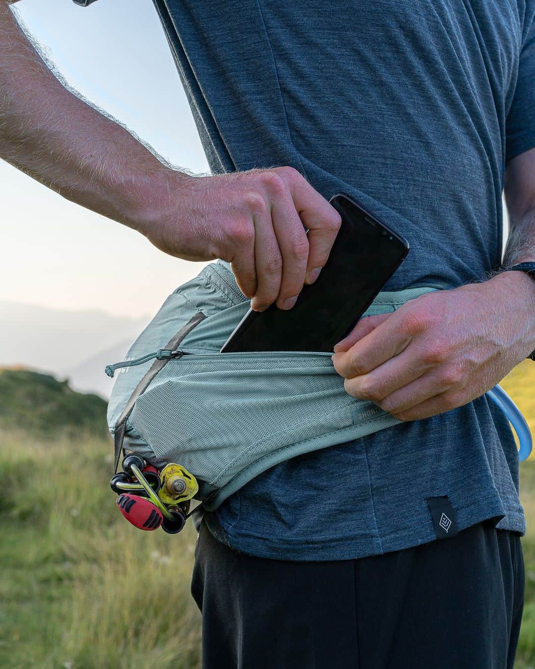 ドイターのインスタグラム：「No one can stop you! 🏃💨 Our Shortrail III takes your Trail Running to the next level:   🚀 easy-to-use trekking pole attachment 🔑 clever compartment configuration for all your essentials 💁‍♂️ adjustable waist belt for the perfect fit 🚨 reflective elements to keep you safe at night  AND it's all bluesign® certified and made from 100% recycled materials!  📸 @richard_buchner - Please tag #deuter to be featured. 🏔❤️ - #deuterforever #deuter #running #trailrunning #backpack #shortrail」
