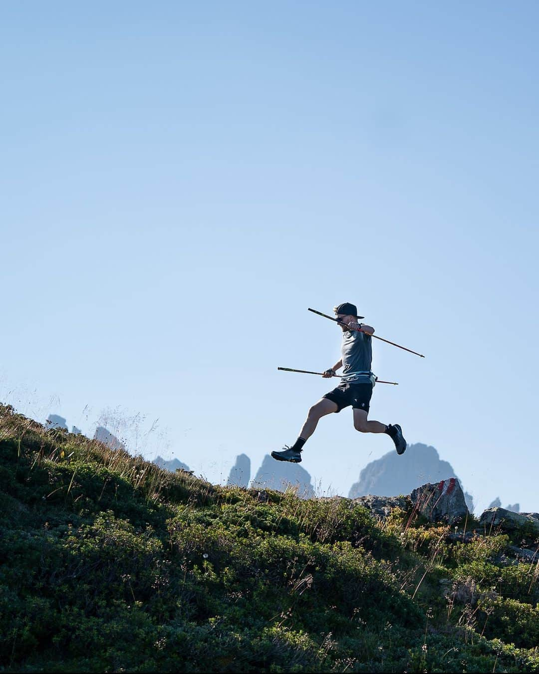 ドイターさんのインスタグラム写真 - (ドイターInstagram)「No one can stop you! 🏃💨 Our Shortrail III takes your Trail Running to the next level:   🚀 easy-to-use trekking pole attachment 🔑 clever compartment configuration for all your essentials 💁‍♂️ adjustable waist belt for the perfect fit 🚨 reflective elements to keep you safe at night  AND it's all bluesign® certified and made from 100% recycled materials!  📸 @richard_buchner - Please tag #deuter to be featured. 🏔❤️ - #deuterforever #deuter #running #trailrunning #backpack #shortrail」5月7日 16時00分 - deuter