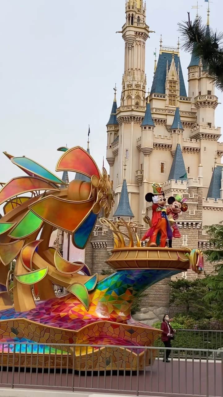 MARIKOのインスタグラム：「. . 40周年パレードをお届け✨✨ みんなキャラクターの名前わかる？🐭💛 . . .  #ディズニーランド40周年  #ディズニーパレード」