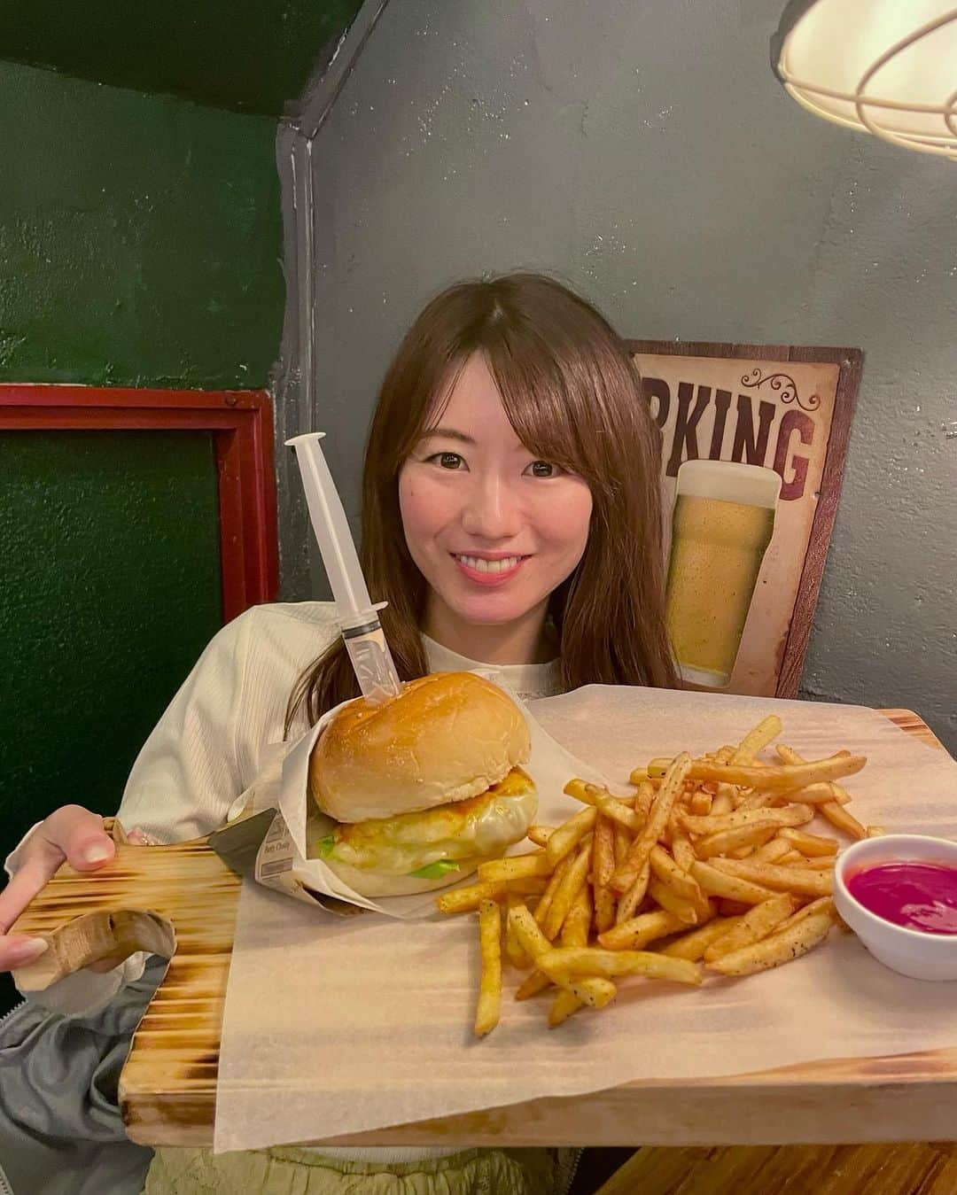 にゃんさんゴルフさんのインスタグラム写真 - (にゃんさんゴルフInstagram)「佐世保グルメ🍔🌭🍜  ハンバーガー🍔 注射器刺さってた^_^笑  ラーメン🍜  ホットドッグ🌭  腹パン！！！笑  #ホットドッグ#ブルックリン#Brooklyn#brooklynbeach  #麺処あきら#らーめん#佐世保ラーメン#長崎佐世保らーめん #ホットドッグ#sindys#sasebo #長崎#長崎旅行#佐世保旅行」5月7日 16時04分 - miiiii0228