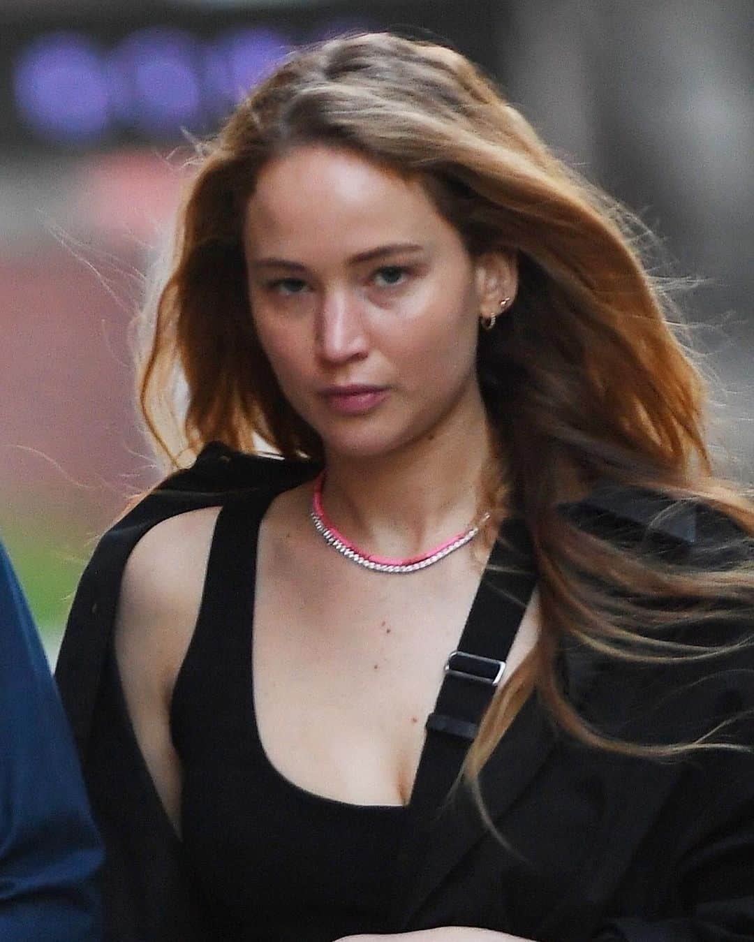 Just Jaredさんのインスタグラム写真 - (Just JaredInstagram)「Jennifer Lawrence and Cooke Maroney linked arms while running out to grab dinner in NYC tonight. We've got more pics on JustJared.com! #JenniferLawrence #CookeMaroney Photos: Backgrid」5月7日 16時12分 - justjared