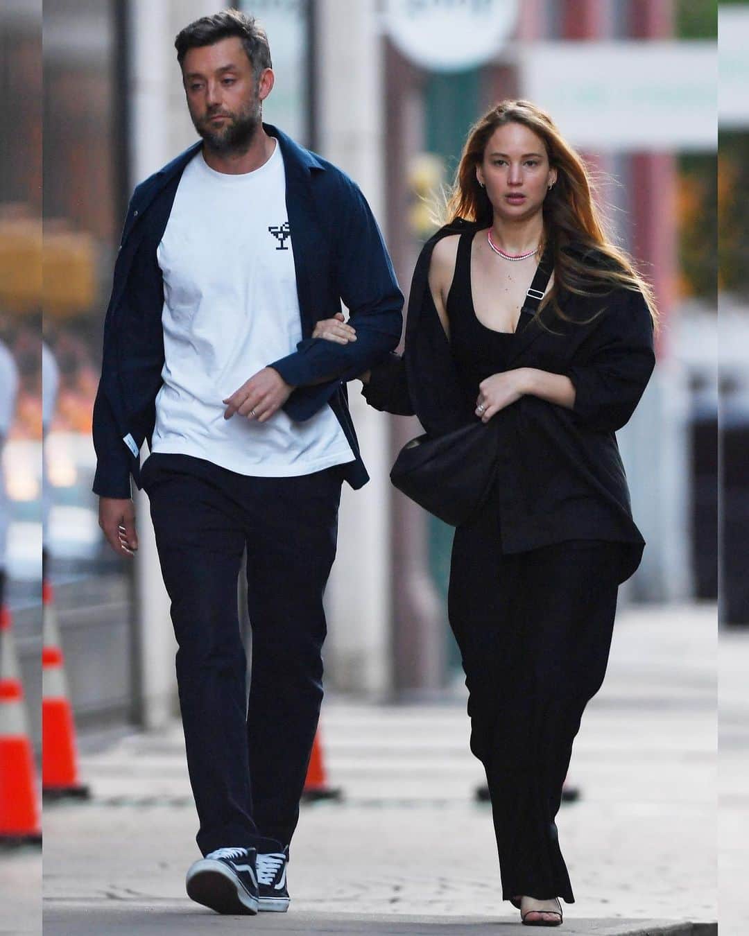 のインスタグラム：「Jennifer Lawrence and Cooke Maroney linked arms while running out to grab dinner in NYC tonight. We've got more pics on JustJared.com! #JenniferLawrence #CookeMaroney Photos: Backgrid」