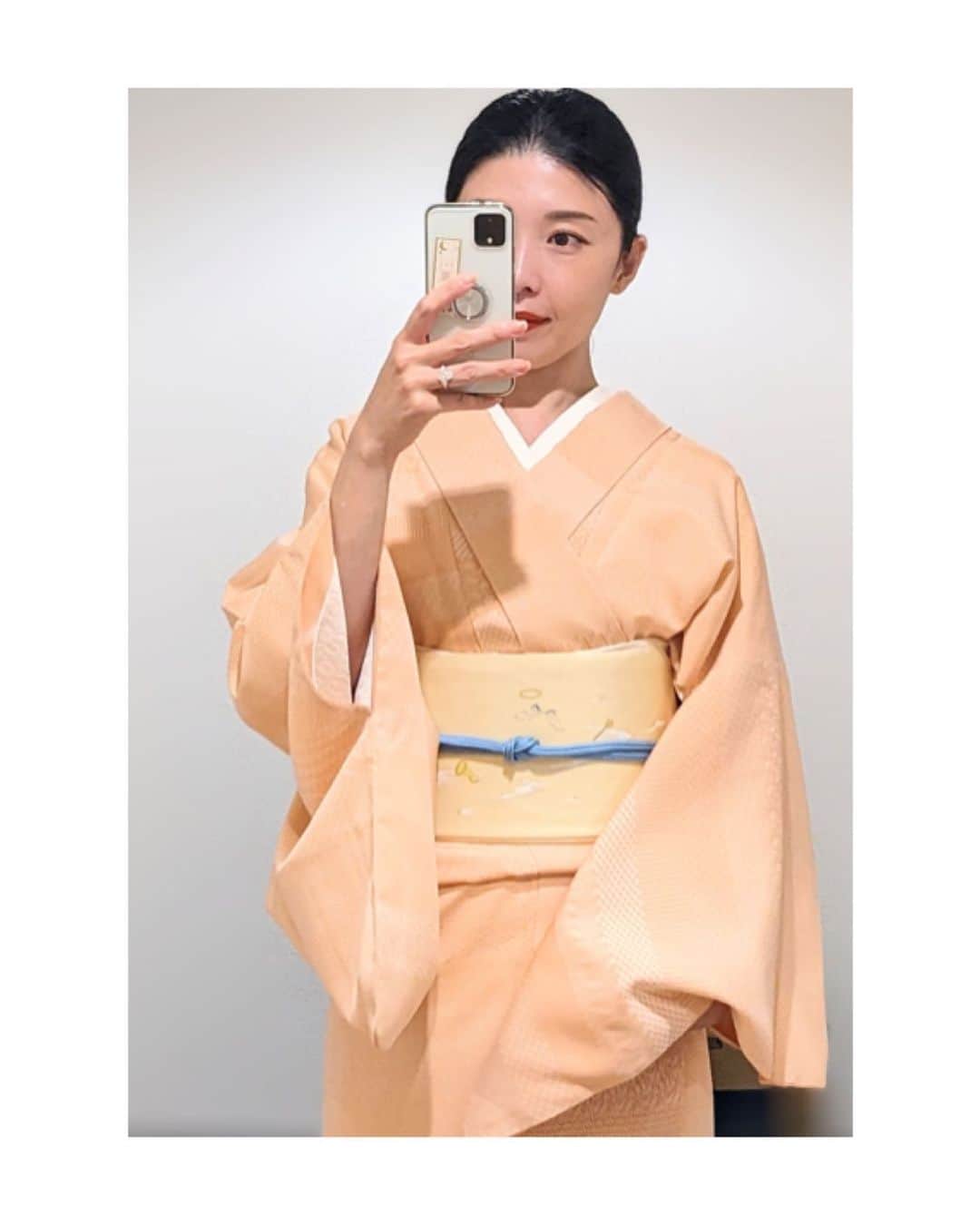 川村亜紀のインスタグラム：「雨で気温が下がっていますね☔️ 皆さんお身体お大事にしてください。  ＊鏡に向かい撮影しておりますゆえ、衿合わせが反対に見えております。ご了承下さい。 #kimono #kimonocordinate #japanesekimono #japanesetradition #beautifultradition #lovekimono  #instakimono #기모노  #お着物 #お着物コーディネート #着物コーディネート  #袷 #御召 #御召コーディネート  #呉服に志田 さん #天使の帯 #👼 #名古屋帯 #長吉呉服店 さん #亜紀の和装記録」