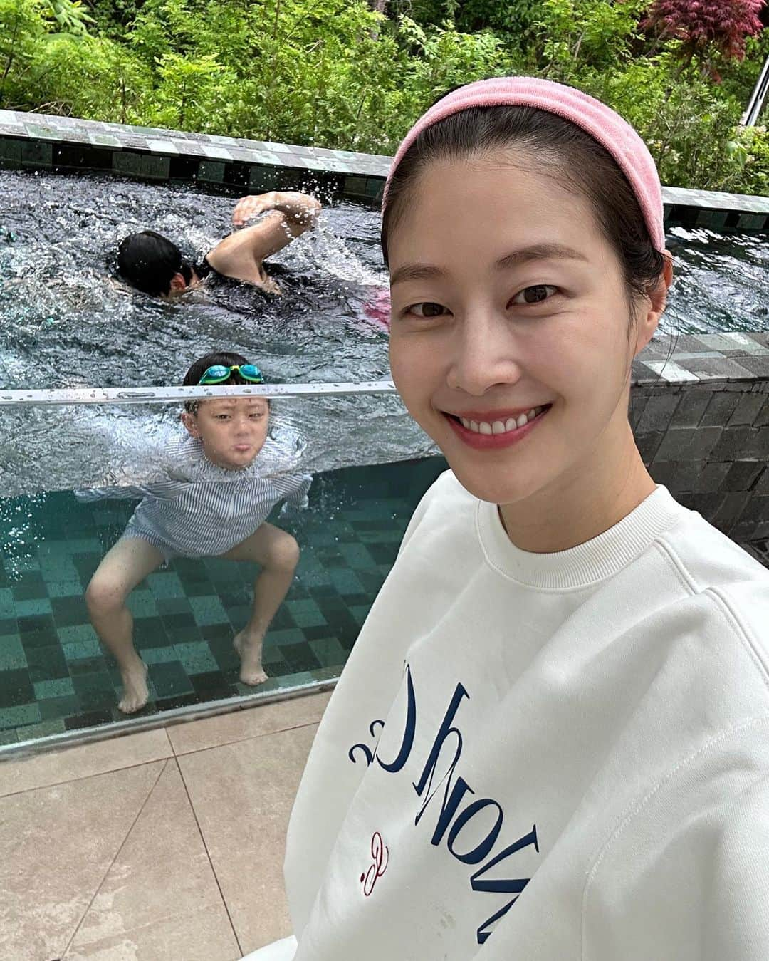 イ・ヒョニさんのインスタグラム写真 - (イ・ヒョニInstagram)「윤서네 학교는 어린이날을 맞아 무려 5일이나 쉬어요😂  그래서 포천으로 가족여행을 왔습니다~ 서울 근교에 이렇게 멋진 풀빌라가 있다니😍 수영 좋아하는 우리집 남자들은 따뜻한 물에서 나올 생각이 없네요🤣 #티볼리빌스파앤풀빌라 #어린이날 #어버이날 #가정의달」5月7日 16時14分 - lee.hyunyi