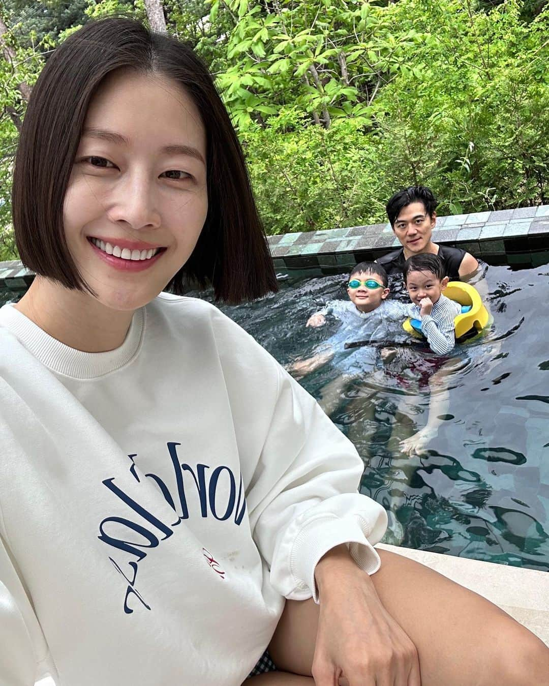 イ・ヒョニさんのインスタグラム写真 - (イ・ヒョニInstagram)「윤서네 학교는 어린이날을 맞아 무려 5일이나 쉬어요😂  그래서 포천으로 가족여행을 왔습니다~ 서울 근교에 이렇게 멋진 풀빌라가 있다니😍 수영 좋아하는 우리집 남자들은 따뜻한 물에서 나올 생각이 없네요🤣 #티볼리빌스파앤풀빌라 #어린이날 #어버이날 #가정의달」5月7日 16時14分 - lee.hyunyi