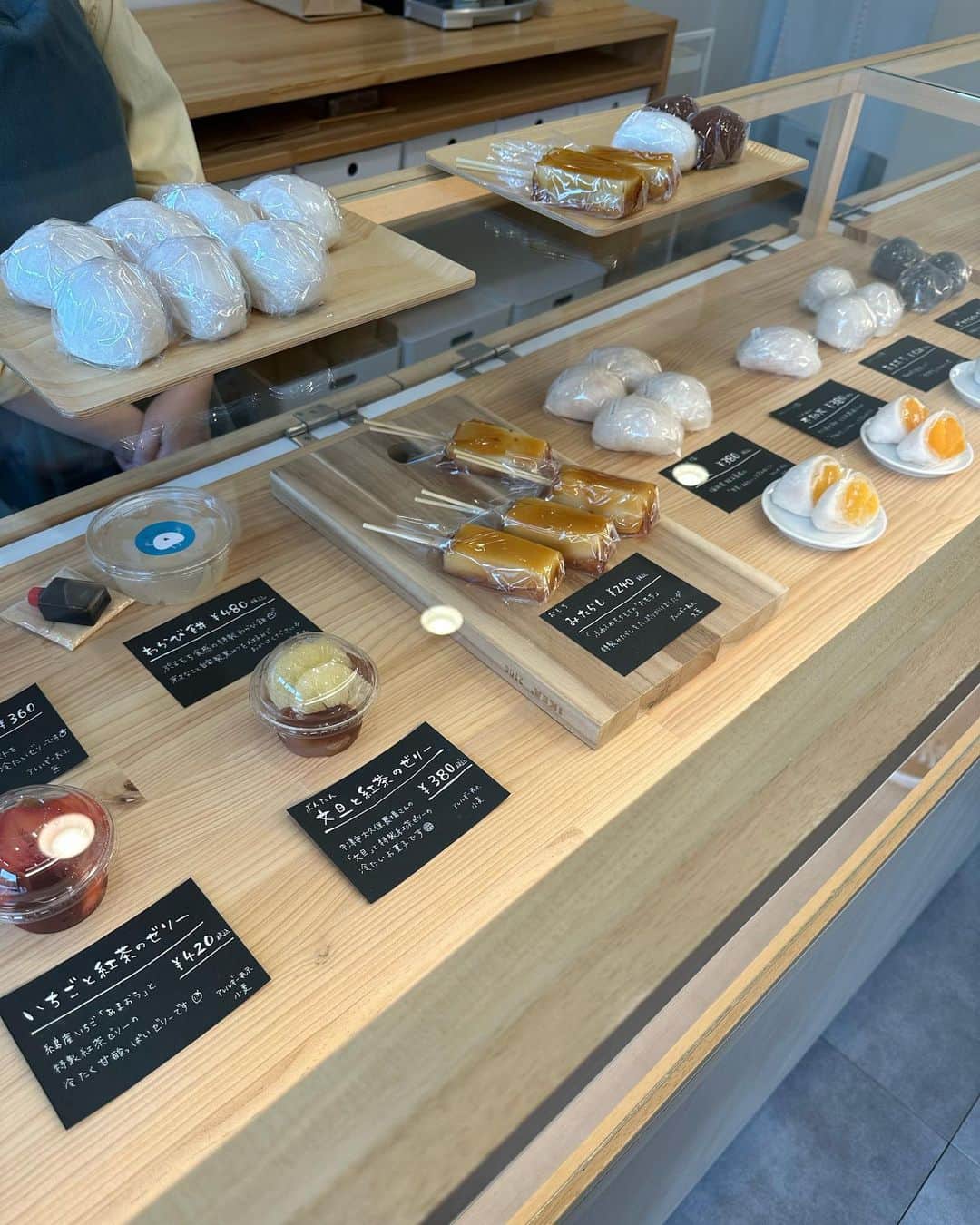 二宮璃子さんのインスタグラム写真 - (二宮璃子Instagram)「@daifuku_an  大好きな大福屋さんに行ってきた〜❤️ お家からは少し遠いから早起きして行ったよ🚗  せいちゃんは『みかんがいい🍊』 るりちゃんは『いちごがいい🍓』 2人とも好きなの選んでた👦👧💓💓  私のおすすめはみたらし団子とチョコバナナ🍫🍌 お餅も美味しいし果物も甘くて美味しい！！！ また次も買いに行こうっと💓💓💓  #大分ランチ #大分カフェ #大分グルメ #大分観光 #大分旅行 #大福 #大分大福屋 #大分大福 #3兄妹 #3兄妹ママ #3兄妹コーデ #3兄妹ママと繋がりたい」5月7日 16時16分 - riixten