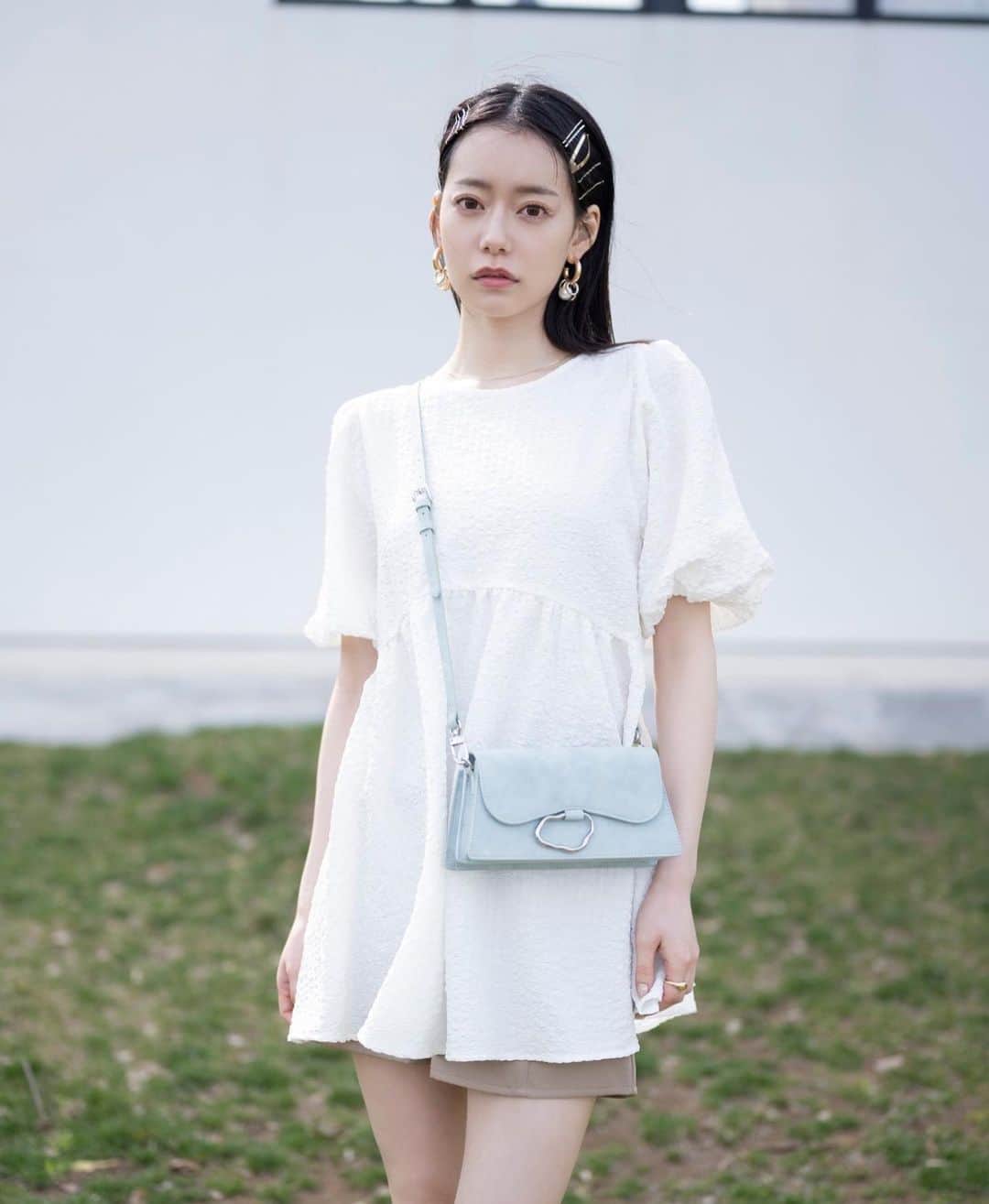 Vannie Officialさんのインスタグラム写真 - (Vannie OfficialInstagram)「• VANNIE U 2023 summer COLLECTION • feat.NAGOMI ⁡ 【coming soon..】 ぽこぽこダブルリボンチュニック/ミニワンピース ivory │ black │ blue │ ¥5,390 tax in ⁡ … Design …  ・表面感のある生地でシワが気にならない ・バックスタイルが盛れるダブルリボンデザイン ・バックオープンなのでヘルシーな後ろ姿に ・たっぷりな裾幅が揺れ感を演出 ・二の腕カバーできるパフスリーブ ・ハイウエスト切り替えでスタイルアップ ⁡ … Styling … 肌見せが叶うチュニック兼ミニワンピース。 ショートパンツを合わせても、ロングパンツを合わせても◎  スカートはミニフレアや揺れの出る軽い生地のものがおすすめ。 バックスタイルがすっきりとかわいく見えるよう バックオープン×ダブルリボンでデザインON。 ⁡ ━━━━━━━━━━━━━━━━━━━━━ ⁡ 透け感：アイボリーのみあり 裏地：なし 厚さ：普通 伸縮性：ややあり 光沢感：なし ⁡ ━━━━━━━━━━━━━━━━━━━━━━ ※詳しくは洗濯タグをご確認ください ⁡ @__nagomi32__  ⁡ #vannie_u#ヴァニーユー #zozoでしか買えない」5月7日 16時18分 - vannie__u