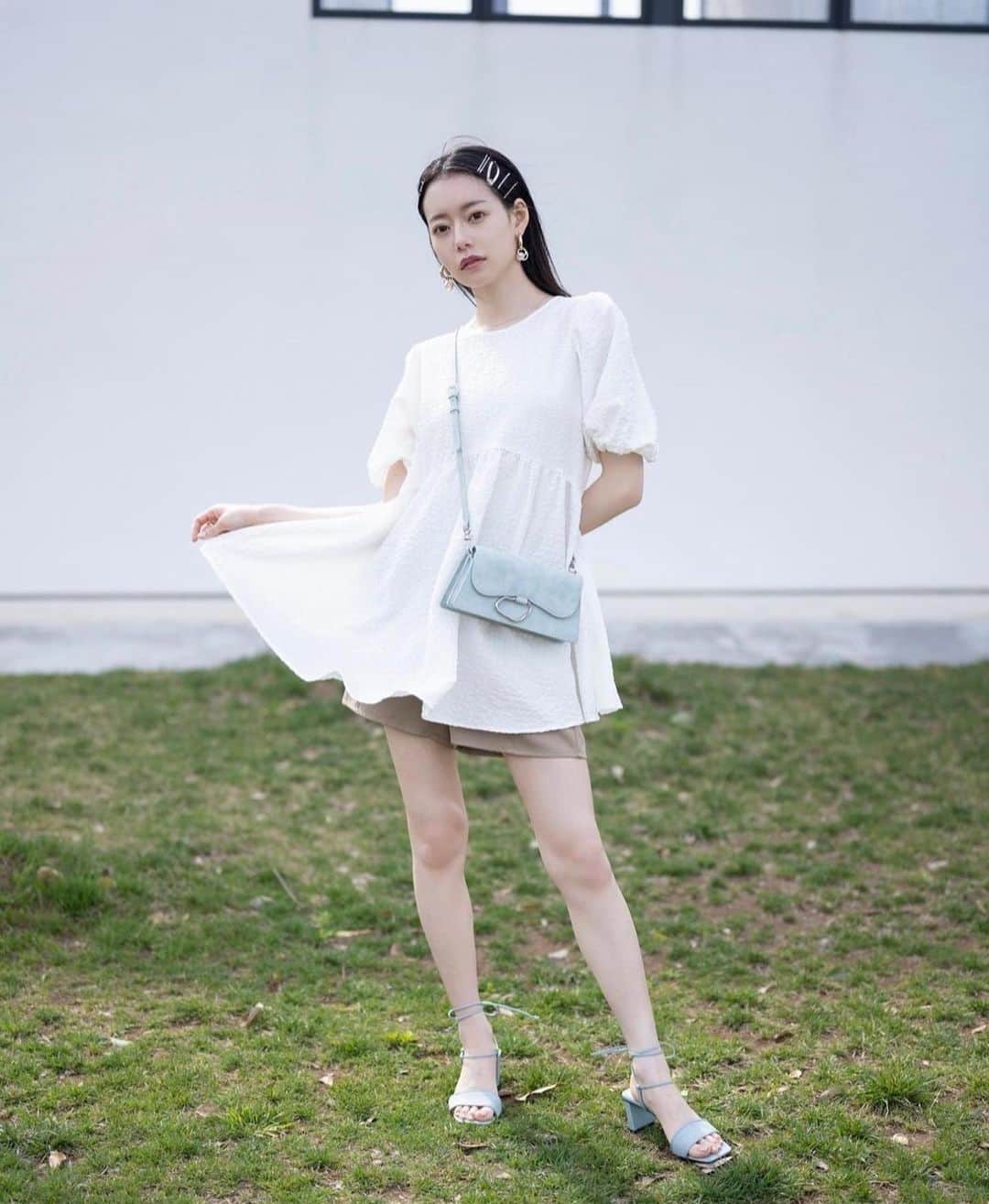 Vannie Officialのインスタグラム：「• VANNIE U 2023 summer COLLECTION • feat.NAGOMI ⁡ 【coming soon..】 ぽこぽこダブルリボンチュニック/ミニワンピース ivory │ black │ blue │ ¥5,390 tax in ⁡ … Design …  ・表面感のある生地でシワが気にならない ・バックスタイルが盛れるダブルリボンデザイン ・バックオープンなのでヘルシーな後ろ姿に ・たっぷりな裾幅が揺れ感を演出 ・二の腕カバーできるパフスリーブ ・ハイウエスト切り替えでスタイルアップ ⁡ … Styling … 肌見せが叶うチュニック兼ミニワンピース。 ショートパンツを合わせても、ロングパンツを合わせても◎  スカートはミニフレアや揺れの出る軽い生地のものがおすすめ。 バックスタイルがすっきりとかわいく見えるよう バックオープン×ダブルリボンでデザインON。 ⁡ ━━━━━━━━━━━━━━━━━━━━━ ⁡ 透け感：アイボリーのみあり 裏地：なし 厚さ：普通 伸縮性：ややあり 光沢感：なし ⁡ ━━━━━━━━━━━━━━━━━━━━━━ ※詳しくは洗濯タグをご確認ください ⁡ @__nagomi32__  ⁡ #vannie_u#ヴァニーユー #zozoでしか買えない」
