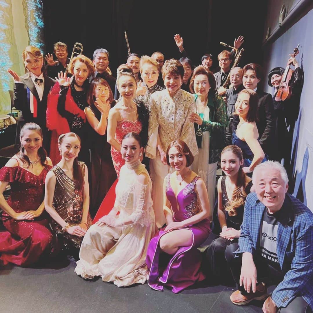 香咲蘭さんのインスタグラム写真 - (香咲蘭Instagram)「5日に無事に終演しました『#EVERGREENHITSONGS IN SHOWA ERA2023』 夢だった公演に出ているけど実は夢なのかも知れない...と何度も思いました。  その方の経験とか生き方とかっていうフィルターを通す事でとんでもない表現となる。 年齢を重ねる毎に進化する表現(芸術)がカッコ良すぎる。 空いた口が塞がらない瞬間がいっぱいありました🥺  バンドさんとか照明さんとか、裏で支えてくださってる方、お客様のお陰で素晴らしい公演ができたことに感謝の気持ちでいっぱいです。 まずはお礼まで😊⁡ ⁡⁡ 他にも色々お写真撮っていただいたのでまたご紹介します💕⁡ ⁡⁡」5月7日 16時19分 - ran_kosaki