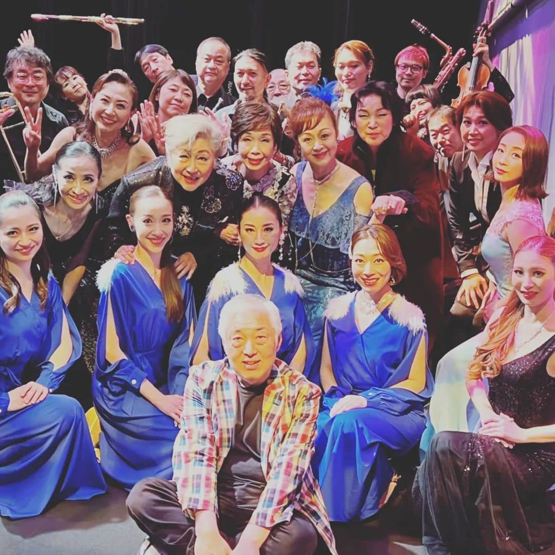 香咲蘭さんのインスタグラム写真 - (香咲蘭Instagram)「5日に無事に終演しました『#EVERGREENHITSONGS IN SHOWA ERA2023』 夢だった公演に出ているけど実は夢なのかも知れない...と何度も思いました。  その方の経験とか生き方とかっていうフィルターを通す事でとんでもない表現となる。 年齢を重ねる毎に進化する表現(芸術)がカッコ良すぎる。 空いた口が塞がらない瞬間がいっぱいありました🥺  バンドさんとか照明さんとか、裏で支えてくださってる方、お客様のお陰で素晴らしい公演ができたことに感謝の気持ちでいっぱいです。 まずはお礼まで😊⁡ ⁡⁡ 他にも色々お写真撮っていただいたのでまたご紹介します💕⁡ ⁡⁡」5月7日 16時19分 - ran_kosaki