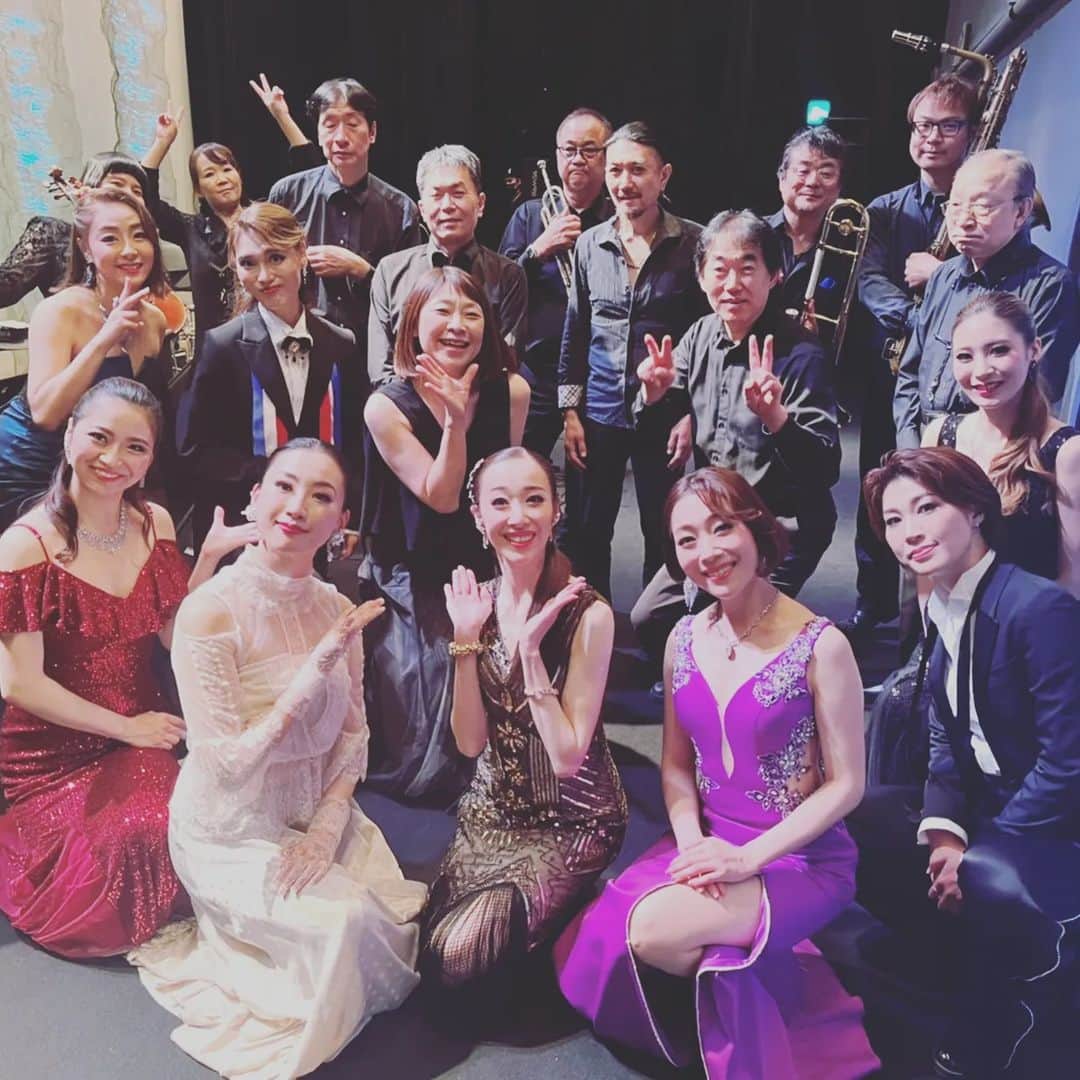 香咲蘭さんのインスタグラム写真 - (香咲蘭Instagram)「5日に無事に終演しました『#EVERGREENHITSONGS IN SHOWA ERA2023』 夢だった公演に出ているけど実は夢なのかも知れない...と何度も思いました。  その方の経験とか生き方とかっていうフィルターを通す事でとんでもない表現となる。 年齢を重ねる毎に進化する表現(芸術)がカッコ良すぎる。 空いた口が塞がらない瞬間がいっぱいありました🥺  バンドさんとか照明さんとか、裏で支えてくださってる方、お客様のお陰で素晴らしい公演ができたことに感謝の気持ちでいっぱいです。 まずはお礼まで😊⁡ ⁡⁡ 他にも色々お写真撮っていただいたのでまたご紹介します💕⁡ ⁡⁡」5月7日 16時19分 - ran_kosaki