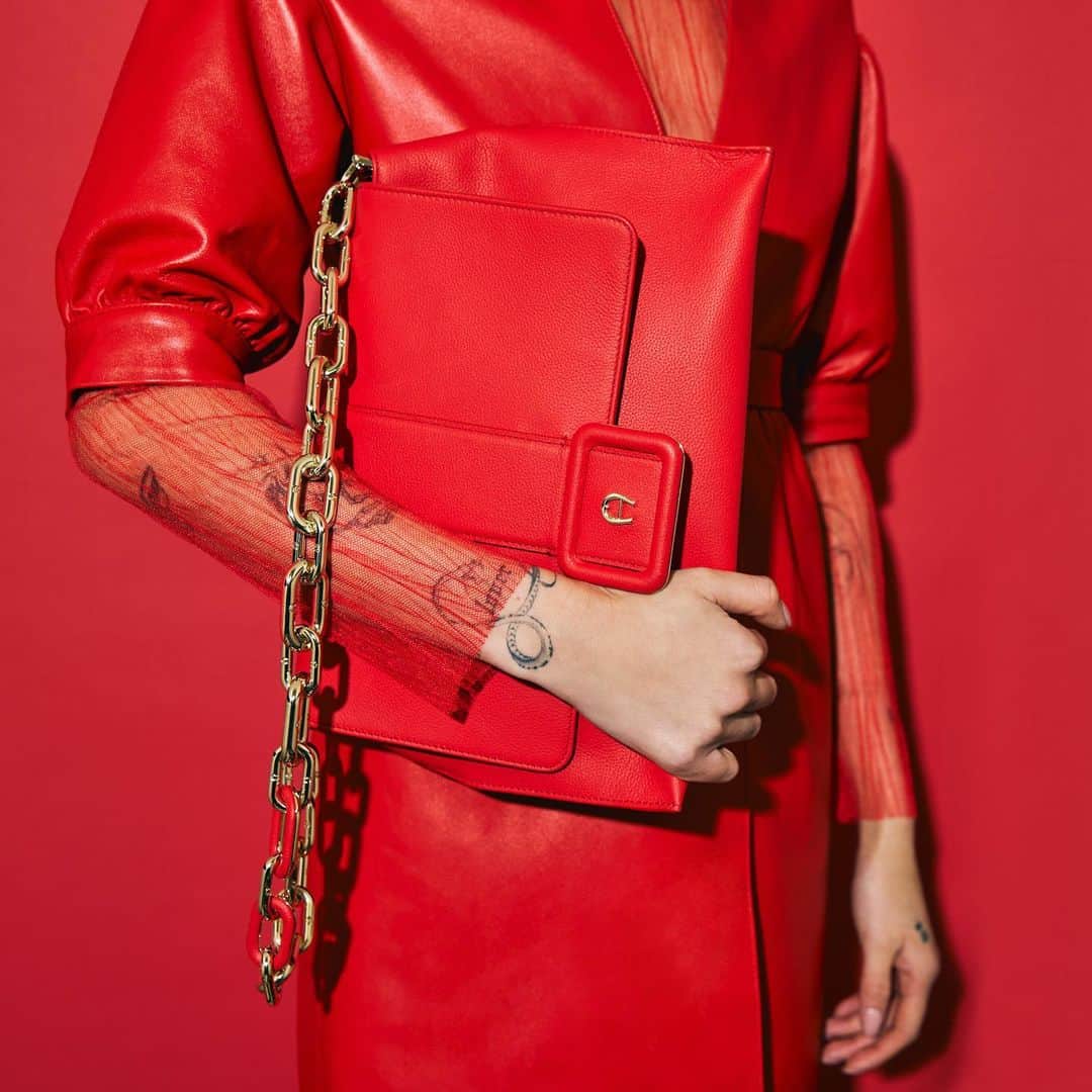 アイグナーさんのインスタグラム写真 - (アイグナーInstagram)「Tap into the red bag trend with the #AIGNER Amal bag. She is the perfect balance between statement piece and complimentary accessory. Explore and shop at aignermunich.com  #AIGNERSS23 #bagaddict #luxurybag #munich」5月7日 16時24分 - aignermunich