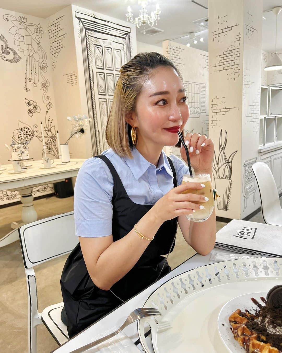 のインスタグラム：「雨宿りがてらカフェで休憩🌈☂️ お肌つるつるっ♡🫢 普段の　@albaofficial_2023 でのスキンケアに加えて この間　@lalastyprivatesalon でメタトロンのフェイシャルにNMN導入してもらった♡ 4周年記念キャンペーンもしてました🤍 堀江にあるプライベートサロンなので お話ししてゆったり癒されながら受けられる🌼 いつもオプションでオイルマッサージ追加してるよ💆‍♀️ #1日1回むき卵って言われます🥚 #鶴橋カフェ#韓国カフェ #フェイシャルエステ #堀江エステ」