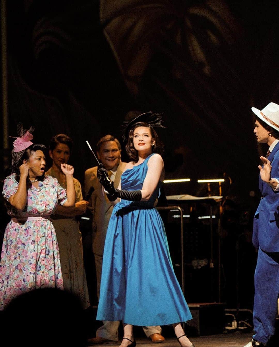 ベア・アロンゾさんのインスタグラム写真 - (ベア・アロンゾInstagram)「In my theater era. 🙈🤣  I truly enjoyed performing on stage last night for the first time with the best people in the industry. I greatly respect everything they do to preserve the Philippines’ culture and arts.🎭 #ContraMundum #NationalHeritageMonth」5月7日 16時24分 - beaalonzo