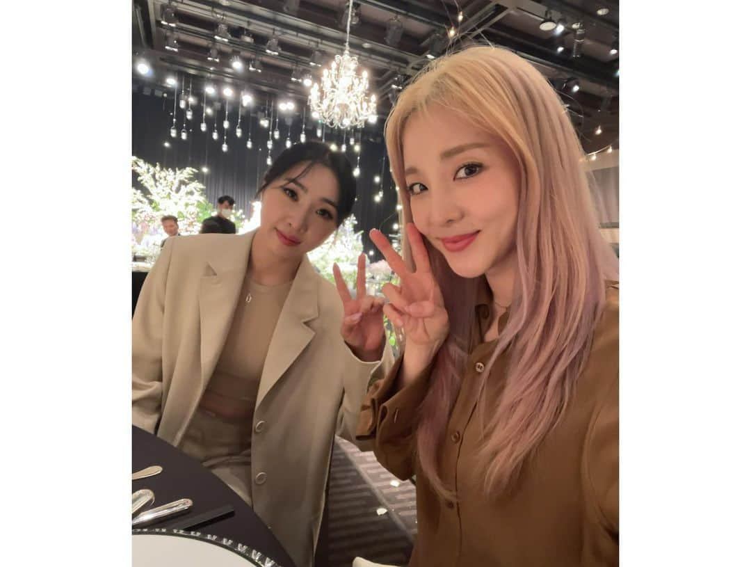 ダラ さんのインスタグラム写真 - (ダラ Instagram)「사랑하는 사람들과 함께 행복했던 하루🥰  정작 주인공과 찍은 사진이 없네… ㅋㅋㅋ 😅  세븐♥️다해 🤵🏻👰🏻‍♀️ 결혼 너무너무x21 축하하구 영원히 서로 사랑하고 아끼며 지금처럼 이뿌게 살아🥳🥳🥳  #동욱이장가간날 #패밀리 #Family 🎉🎊」5月7日 16時27分 - daraxxi