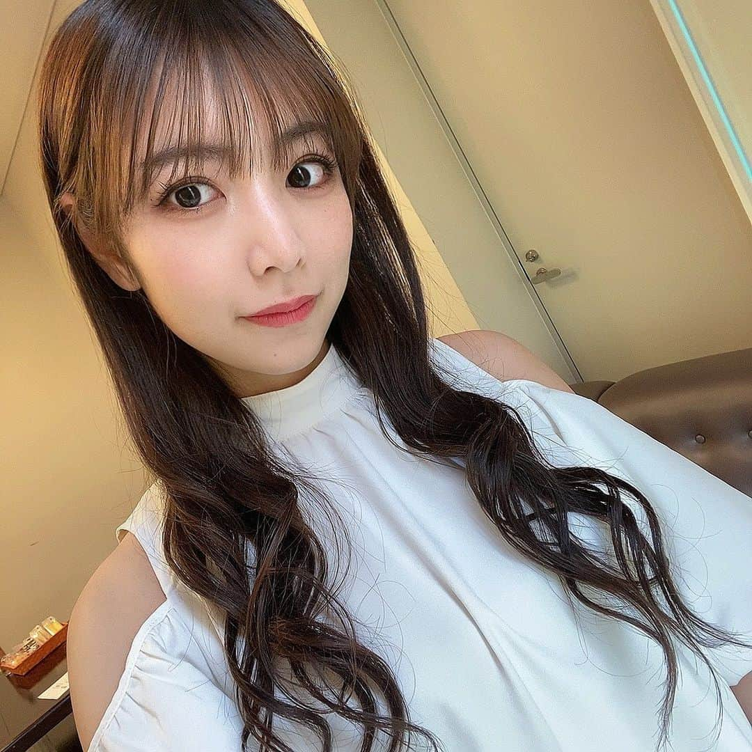 北野日奈子さんのインスタグラム写真 - (北野日奈子Instagram)「🐿️🤎 衣装さんのいない時の衣装は自分で選んでいるんです👗！ 今回の衣装もとっても可愛くて、私服では恥ずかしくてなかなか肩出しできないけれど、やっぱりかわいいなあ👡🌼 このあと17時過ぎから #サツコレ23SS です！がんばるぞぉ〜 #idem #青の色がたまらなくかわいい #親戚から頂いた小樽の飴ちゃん♡ #こういう飴が一番美味しい」5月7日 16時31分 - kitanohinako_official