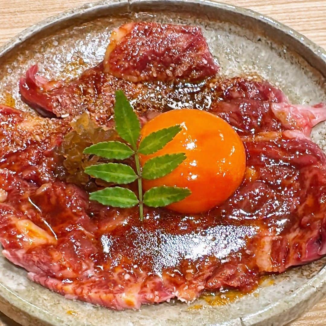 のインスタグラム：「別邸三日月。好き過ぎて2回目。ここは絶対に１階。2階は知らん。１階はたぶんいま焼肉日本一。  （ただし１階は誰でもは予約取れないみたいです）  #山岸調べ #別邸三日月 #焼肉三日月 #南森町」