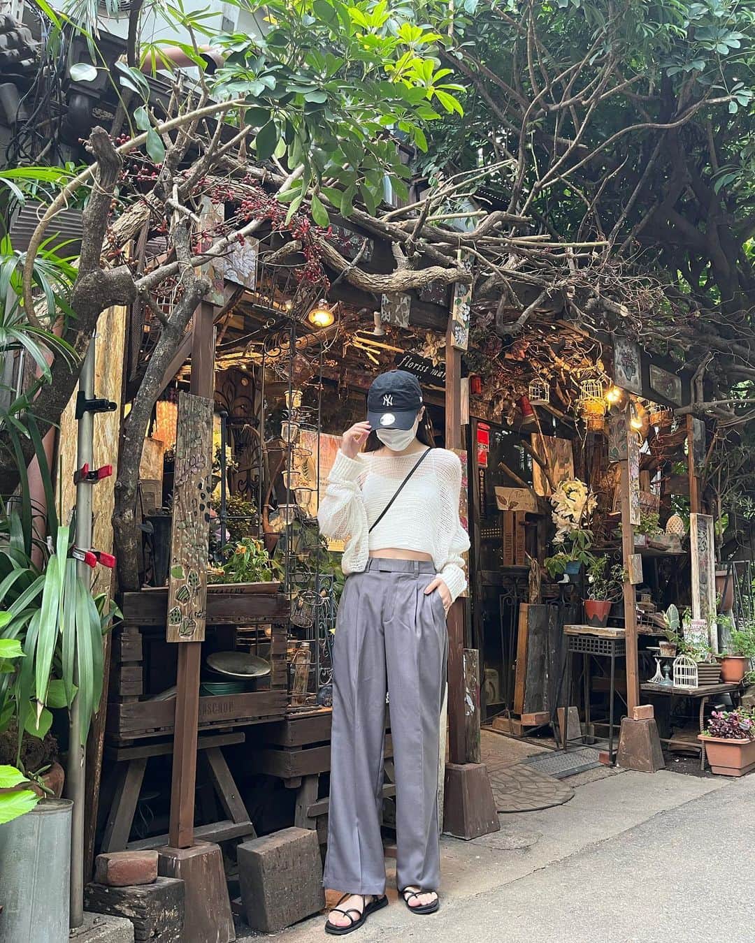 のインスタグラム：「🧢 @newerajapan  👕 @mystic_pr  👖 @gu_for_all_  👡 @uniqlo_jp  👜 @cafune.official   気温みて27度って書いてたからサンダルとか履いてみたらまだ早かった日🤧 早く暖かくなって欲しいね~ 昨日はお友達とお買い物に行ってきたよ🛍 皆さんはどうお過ごしですか~？   #春コーデ #夏コーデ #大学生コーデ  #ニューエラキャップ  #mystic_mystyle  #ユニクロコーデ  #gu  #スラックスパンツ」