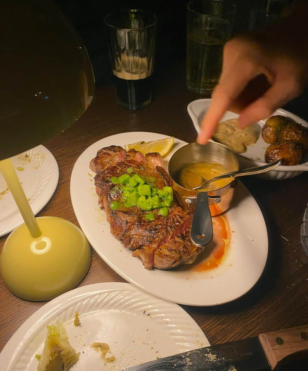 大見謝葉月さんのインスタグラム写真 - (大見謝葉月Instagram)「香港オススメレストラン🍽️ @thegreendoor.bar   モデル友達の @wvdabi オッパがやってるお洒落なレストランで、とっても美味しくて店内可愛かったよ🩶♩  #香港 #香港グルメ #hongkong #dinner #hk #hongkongfood #hongkongfoodie #香港オススメ #香港レストラン #central」5月7日 16時41分 - h_a_z_k_i