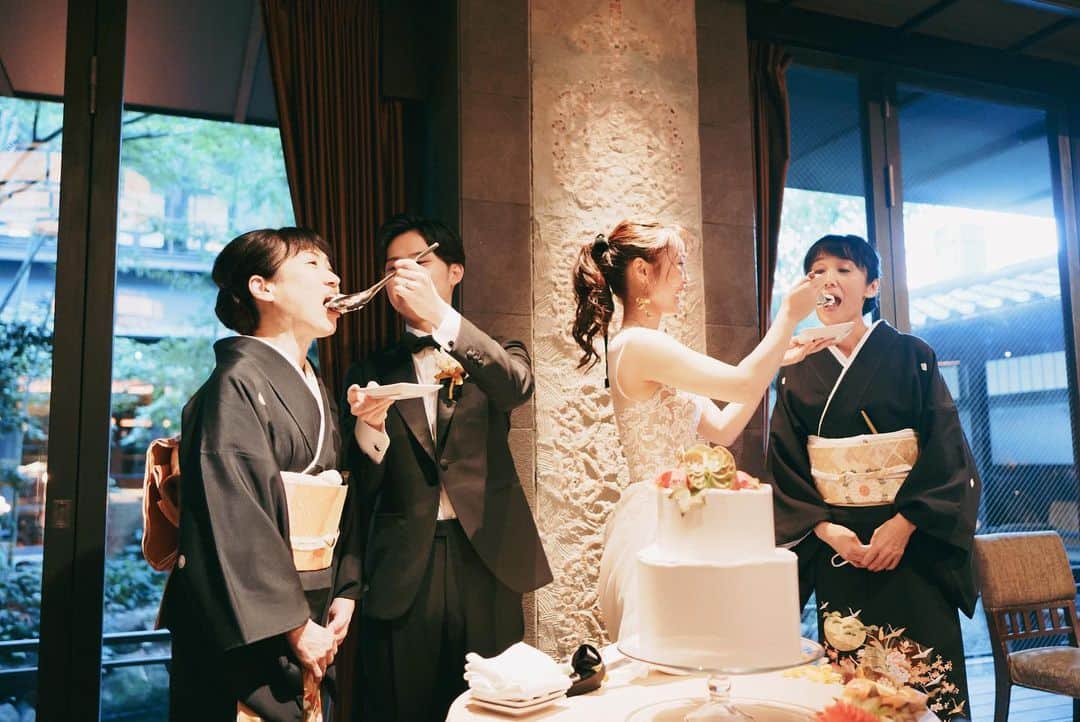 ラヴィ•ファクトリーさんのインスタグラム写真 - (ラヴィ•ファクトリーInstagram)「. 【写真で叶える結婚式】 . 結婚式に密着📹 結婚式のどのシーンも幸せと愛に溢れていて どこを切り抜いても思い出が詰まっています✨  . —————— ラヴィファクトリー: @nagoya_laviephotography Photographer: @guppy_photograph AREA:JAPAN,NAGOYA —————— @laviefactoryをフォローして #laviefactory #ラヴィファクトリー のハッシュタグをつけて お写真を投稿してみてくださいね✳︎ . こちらの公式IG（@laviefactory） で取り上げさせていただきます✨ . 思わず笑顔になれるハートのある 「家族写真」はラヴィクルール* >>>@laviecouleur_official . #wedding #weddingphotography #photo  #ハートのある写真 #instawedding #結婚写真 #ウェディング #ウェディングフォト #撮影指示書 #ロケーションフォト #前撮り#写真好きな人と繋がりたい #フォトウェディング #卒花 #後撮り #ウェディングニュース #前撮り小物 #前撮りフォト #前撮りアイテム #ウェディング撮影 #撮影構図 #前撮りアイディア #撮影指示書 #花嫁コーディネート #結婚式 #披露宴 #結婚式密着 #お色直し」5月7日 16時42分 - laviefactory