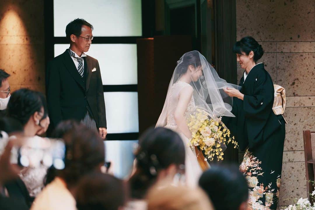 ラヴィ•ファクトリーさんのインスタグラム写真 - (ラヴィ•ファクトリーInstagram)「. 【写真で叶える結婚式】 . 結婚式に密着📹 結婚式のどのシーンも幸せと愛に溢れていて どこを切り抜いても思い出が詰まっています✨  . —————— ラヴィファクトリー: @nagoya_laviephotography Photographer: @guppy_photograph AREA:JAPAN,NAGOYA —————— @laviefactoryをフォローして #laviefactory #ラヴィファクトリー のハッシュタグをつけて お写真を投稿してみてくださいね✳︎ . こちらの公式IG（@laviefactory） で取り上げさせていただきます✨ . 思わず笑顔になれるハートのある 「家族写真」はラヴィクルール* >>>@laviecouleur_official . #wedding #weddingphotography #photo  #ハートのある写真 #instawedding #結婚写真 #ウェディング #ウェディングフォト #撮影指示書 #ロケーションフォト #前撮り#写真好きな人と繋がりたい #フォトウェディング #卒花 #後撮り #ウェディングニュース #前撮り小物 #前撮りフォト #前撮りアイテム #ウェディング撮影 #撮影構図 #前撮りアイディア #撮影指示書 #花嫁コーディネート #結婚式 #披露宴 #結婚式密着 #お色直し」5月7日 16時42分 - laviefactory