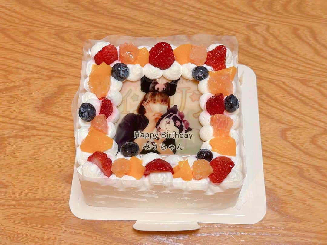 江原千鶴（エハラチヅル）さんのインスタグラム写真 - (江原千鶴（エハラチヅル）Instagram)「ホテルにケーキをオーダーしておいたので、またサプライズでみうのお誕生日祝い🥳💕  写真ケーキ初めて頼んだけど、めっちゃかわいくて喜んでくれました❣️  レストランのフロアに無料で遊べるキッズスペースが出来てたり、進化をし続ける龍宮城✨  トリックアートも無料なのに結構見応えがあって楽しかった〜😆  次はいつ行けるかなぁ🎵  #ホテル三日月#龍宮城スパホテル三日月 #木更津#家族#子連れ旅行 #子連れホテル #エハラ家チャンネル」5月7日 16時44分 - eharachizuru