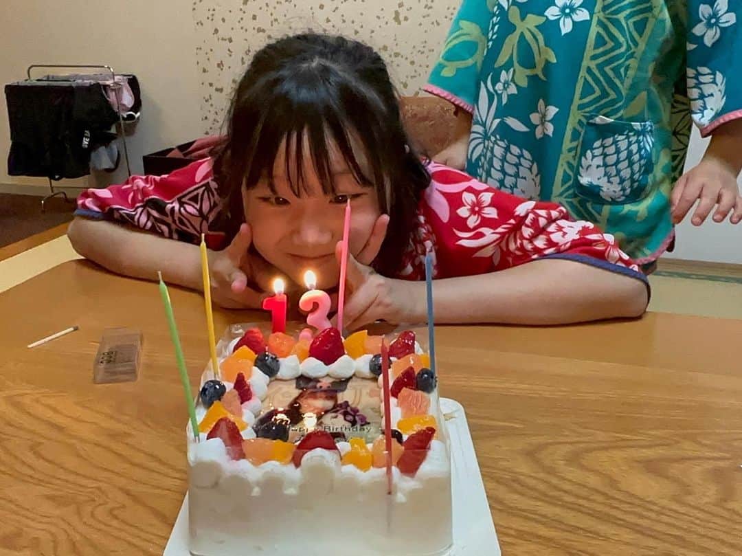 江原千鶴（エハラチヅル）さんのインスタグラム写真 - (江原千鶴（エハラチヅル）Instagram)「ホテルにケーキをオーダーしておいたので、またサプライズでみうのお誕生日祝い🥳💕  写真ケーキ初めて頼んだけど、めっちゃかわいくて喜んでくれました❣️  レストランのフロアに無料で遊べるキッズスペースが出来てたり、進化をし続ける龍宮城✨  トリックアートも無料なのに結構見応えがあって楽しかった〜😆  次はいつ行けるかなぁ🎵  #ホテル三日月#龍宮城スパホテル三日月 #木更津#家族#子連れ旅行 #子連れホテル #エハラ家チャンネル」5月7日 16時44分 - eharachizuru