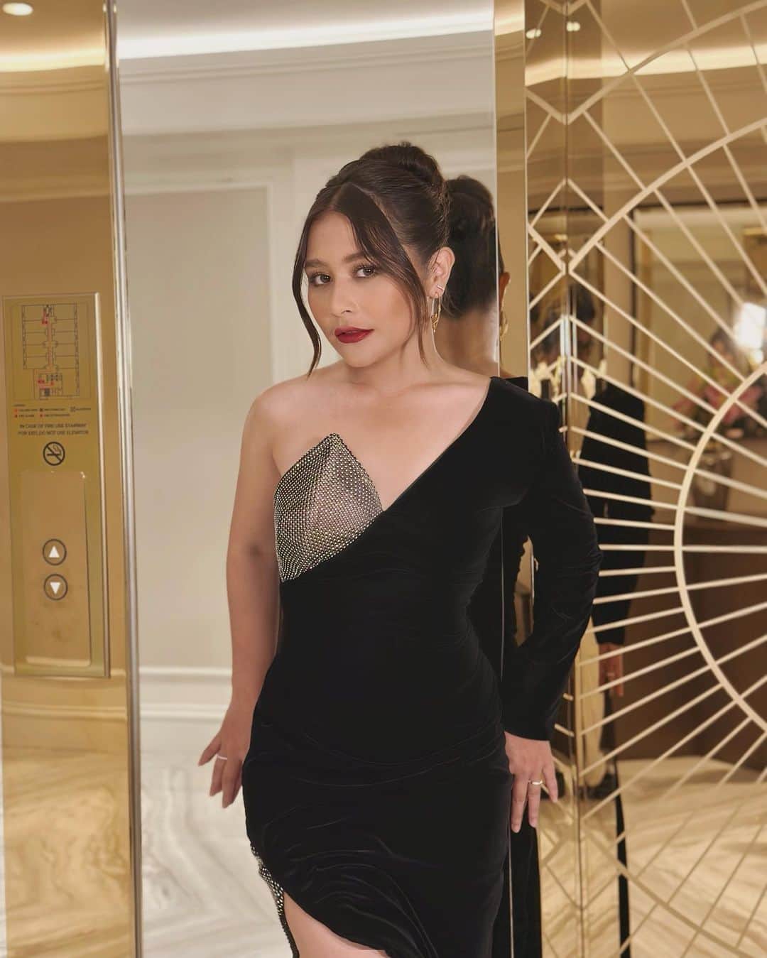 Prilly Latuconsinaさんのインスタグラム写真 - (Prilly LatuconsinaInstagram)「Last night!    one is never over or underdressed with a little black dress @maisonmet   Styled by @fayefliu @theclique.hk Makeup by my gemini @bubahalfian  Hair by @yezhadjohair」5月7日 16時44分 - prillylatuconsina96