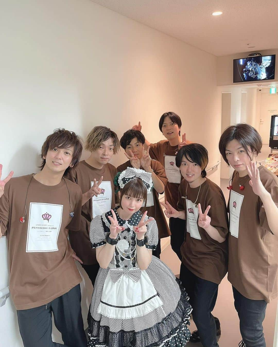 春奈るなさんのインスタグラム写真 - (春奈るなInstagram)「ワンマンライブ&FCイベントありがとうございました💖  久々の声出しライブ、最ｯｯｯ高だった😭✨✨ みんな久しぶりに声を聞かせてくれて本当にありがとう！！ 音楽や声援のパワーをひしひしと感じるライブだった😳✨ 本日はパティスリーをイメージしたお衣装でした💖 ワンマンではツインテ、FCライブはお団子ヘアにしたよ🥳  アンコールはリメイクライブTシャツ🍫💖  👗 @angelicpretty_official  💄 @kitagawa_megumi   Gt. Saku @shinsaku0201  Gt. 森 空青 @mori_sorao  Ba. okamu. @okamu._bass  Key. 桑原 康輔 @kuwa_cchi  Dr. 田辺 貴広 @tanabetakahiro_dr  Mani. タルタノリキ @noriki_taruta」5月7日 16時50分 - lunaharuna_official