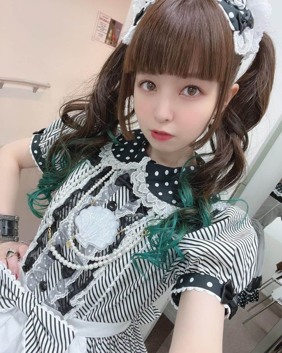 春奈るなのインスタグラム：「ワンマンライブ&FCイベントありがとうございました💖  久々の声出しライブ、最ｯｯｯ高だった😭✨✨ みんな久しぶりに声を聞かせてくれて本当にありがとう！！ 音楽や声援のパワーをひしひしと感じるライブだった😳✨ 本日はパティスリーをイメージしたお衣装でした💖 ワンマンではツインテ、FCライブはお団子ヘアにしたよ🥳  アンコールはリメイクライブTシャツ🍫💖  👗 @angelicpretty_official  💄 @kitagawa_megumi   Gt. Saku @shinsaku0201  Gt. 森 空青 @mori_sorao  Ba. okamu. @okamu._bass  Key. 桑原 康輔 @kuwa_cchi  Dr. 田辺 貴広 @tanabetakahiro_dr  Mani. タルタノリキ @noriki_taruta」