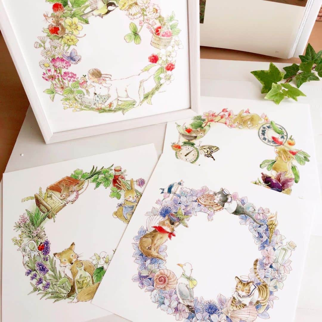 イラストレーター山崎牧子さんのインスタグラム写真 - (イラストレーター山崎牧子Instagram)「Natural Wreath 初夏・夏シリーズ4点の販売が スタートしました🌿 「野の花の手編みリース」 「薬草とハーブのリース」 「アジサイのドライフラワー」 「夏野菜のリース」 が加わってminneで販売中です。 よろしければご覧になってください🌿 通販サイトminneは、プロフィールにリンク中です⭐️  #リース#インテリア#花#動物#いなとめまきこ#水彩画#水彩イラスト#minneで販売中#アートフレーム#wreath#watercolorpainting#illustration#artwork」5月7日 16時57分 - makiko.inatome