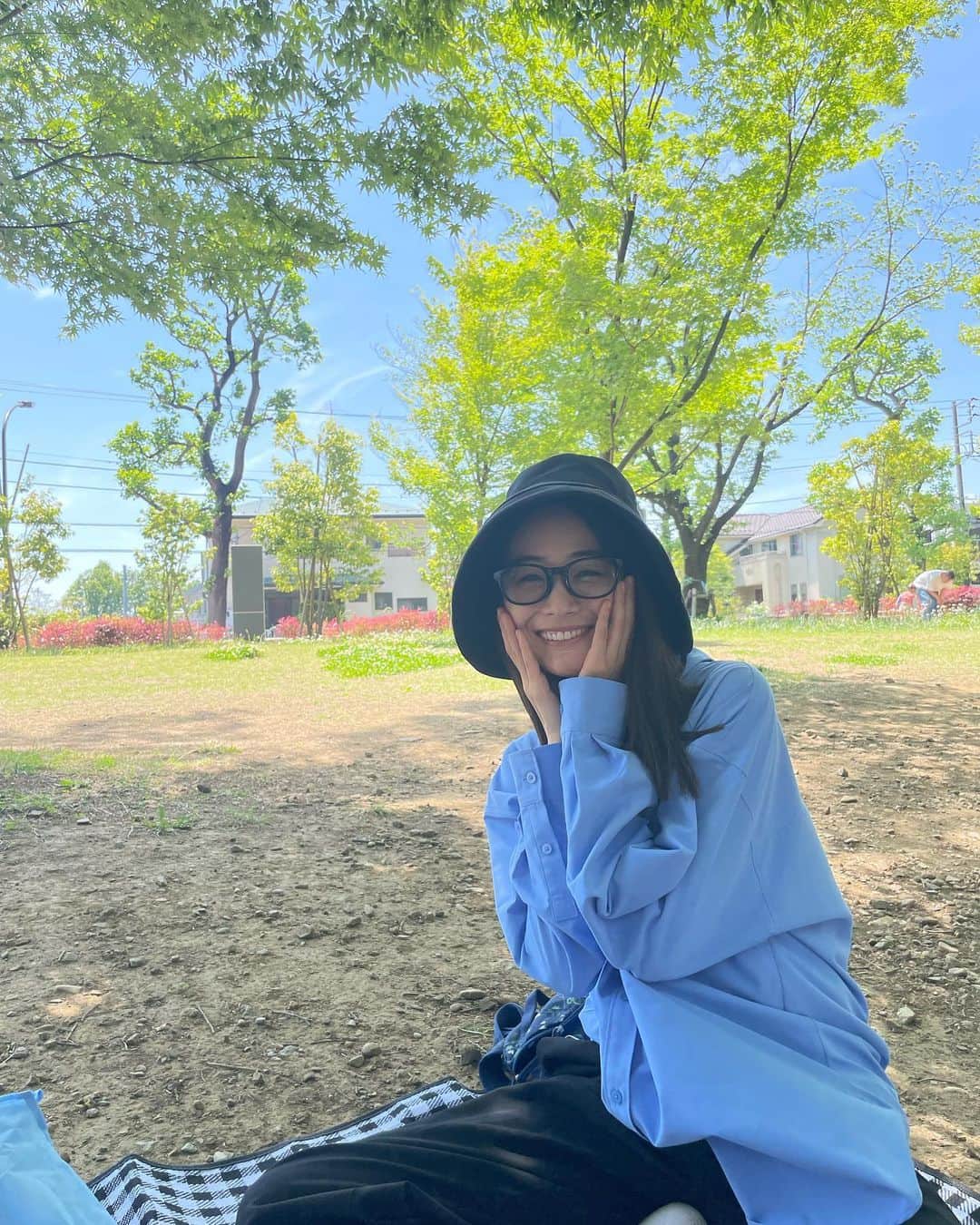 安田早紀のインスタグラム：「GW🍃　  #前半は地元に帰り　#後半は東京で遊ぶ　#どこに行ってもとりあえず自然と遊んでたGWでした　#お馴染みの日焼け対策帽子と共に　#合言葉は誰もみてない　#風に弱くてすぐ裏返るこの帽子　#笑　#ストーリーにあげていた走り方ほぼ女型の巨人ショットが好評だったのでこちらにものせておきますね　#子供たちが誰も撮らなかったのでピグモンさんとのツーオバショットも載せておきます　#表情までほぼピグモン　#笑　#明日からまた頑張りましょうね」