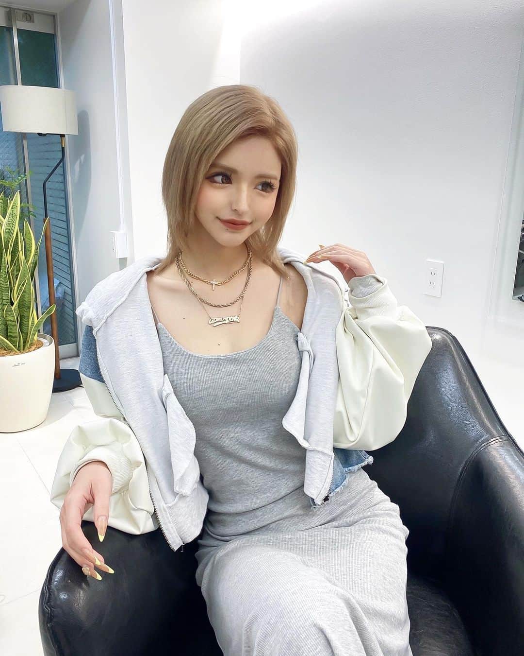 アンジェリカのインスタグラム：「明日から大事な撮影だからカラーしてきた💕🫶 これからエクステつけ行く🏹🤘🏾💚💚  @intro._hair   @saaya_tamae 🫶 ありがとうございました💕💕」
