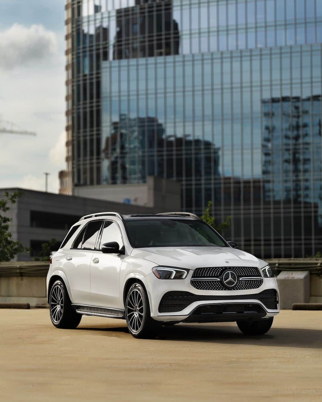 Mercedes-Benz Thailandのインスタグラム：「Push Start ก็ออกเดินทางได้ทุกจุดมุ่งหมายที่คุณต้องการกับ Mercedes-Benz GLE คันนี้ไม่ว่าจะขับในเมืองหรือออกทริปก็พร้อมทุกโอกาสด้วยระบบปฏิบัติการมัลติมิเดียแบบ MBUX มาพร้อมระบบสั่งการด้วยเสียง “Hey Mercedes” ที่ช่วยเติมเต็มทุกช่วงเวลาแห่งการเดินทางของคุณให้อย่างง่ายดายมากยิ่งขึ้น  *อุปกรณ์บางส่วนในภาพอาจแตกต่างจากที่จำหน่ายจริง โปรดตรวจสอบรายการอุปกรณ์ของรถยนต์แต่ละรุ่นที่ผู้จำหน่ายฯ อย่างเป็นทางการทั่วประเทศ​​  📷 ashtonstan (IG) for #MBphotopass via Mercedes-Benz USA​  #GLE #SUV #MercedesBenz #MercedesBenzThailand」