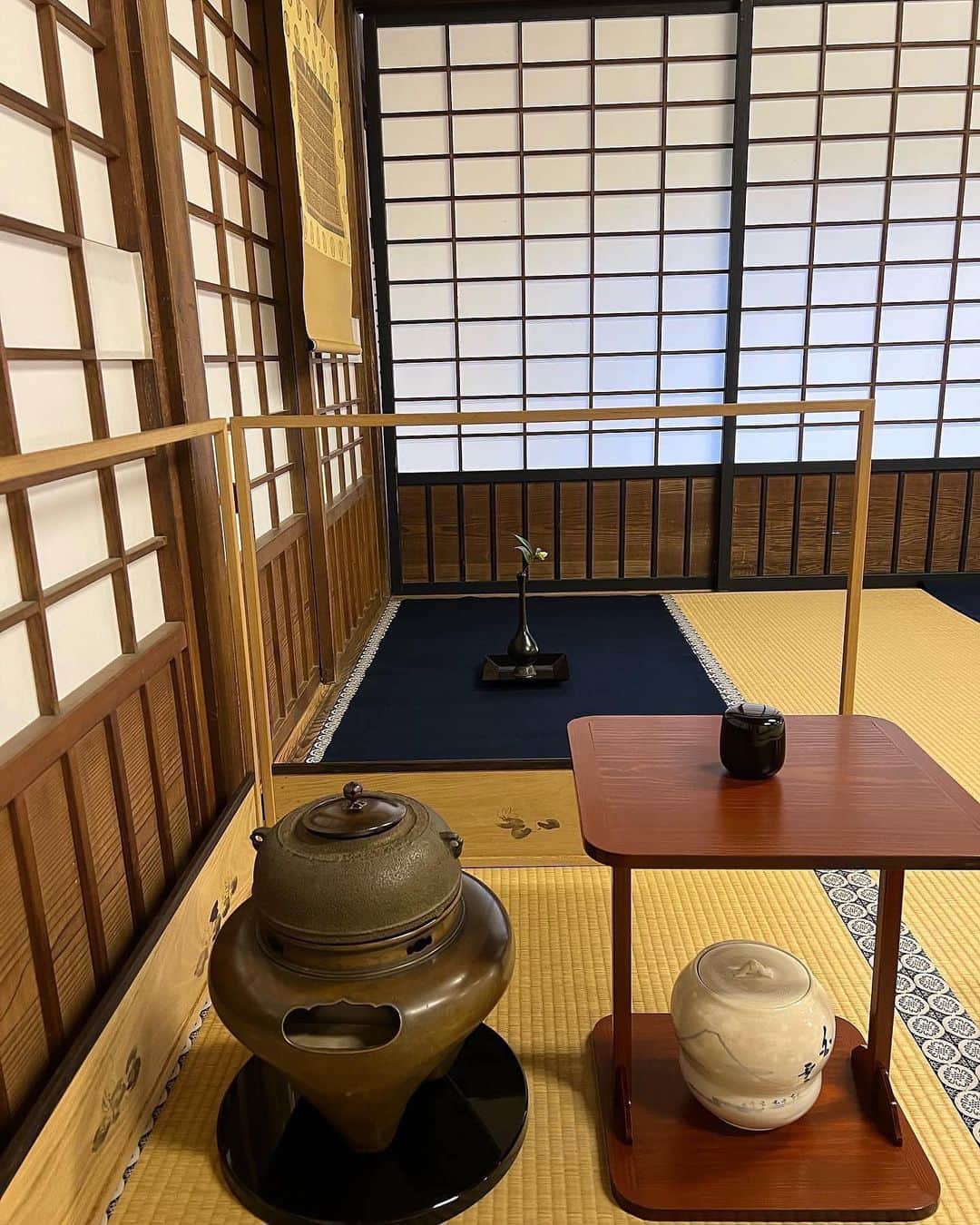 嶺乃一真のインスタグラム：「3月19日 父の一周忌の追悼茶会無事に終わりました。 沢山の方々にお越し頂き父も喜んでると思います☺️ 本当にありがとうございました。」