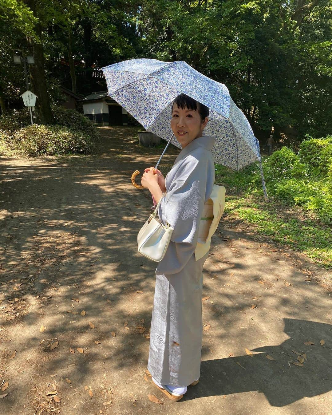 福田淳子さんのインスタグラム写真 - (福田淳子Instagram)「ついに着物沼に足を踏み入れてしましました。 ⁡ 昨年『抹茶のおやつ100』を作る際に、抹茶の比較のために大量の抹茶を購入しました。リーズナブルなものもありますが、いいお値段のものも購入したので、よいお抹茶から毎日お茶を点てていただくことにしました。毎朝のルーティーンに「抹茶を点てて、飲む」を導入したらQOLが向上。そこからお茶を習いに行くことになり、自然に着物へも興味がいくように。そんなこんなで、お着物デビュー。 ⁡ まだまだ、一人で上手に着るのはむずかしく、今回は桃風先生にお手伝いいただいて、どうにかこうにか完成。これからも自主練が必須ですが、お着物って楽しいなと、すっかり着物沼に両足を突っ込んだ気がします。お見苦しい点もたくさんあると思いますが、これから時々着物姿をアップしていきたいと思います。よろしくお願いします。 ⁡ ⁡ 淡藤色の色無地は流水源氏車の地紋です。塩瀬生地に淡いピンクのお花の刺繍がお気に入りの名古屋帯。帯揚げは薄いレモンイエロー、帯締めはグリーンでアクセントに。春の終わりふんわりとした感じと初夏の始まりの爽やかさイメージ。 ⁡ お着物のコーディーネートはまだわからないところもたくさんありますが、選ぶのはすごく楽しいです。 ⁡ ⁡ 桃風先生の桃色の着物と私の着物がいい具合にに対照的で良い感じ。若い今どきの女の子に写真撮ってもらったらすごく上手でした。さすが、デジタル世代。 ⁡ #Junkoblue#着物#着物１年生 #着物初心者#着物コーディネート#着物コーデ#色無地#名古屋帯#Kimono #Jkimonojournal#色無地コーディネート ⁡ ⁡」5月7日 17時02分 - junjunfukuda