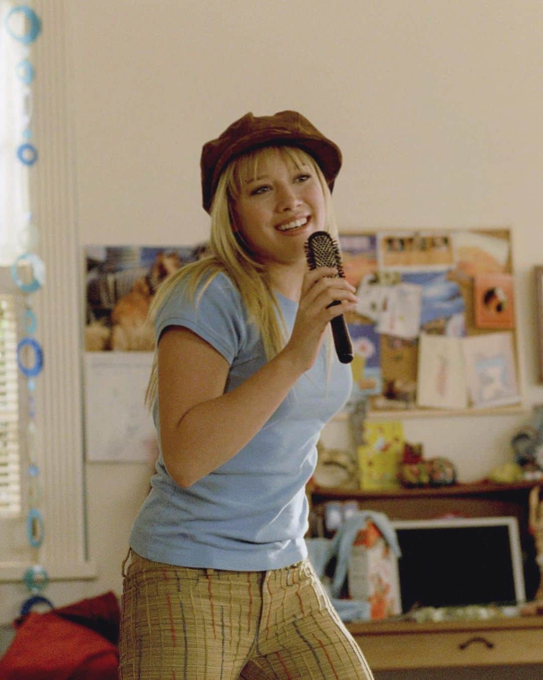 E! Onlineさんのインスタグラム写真 - (E! OnlineInstagram)「This is what dreams are made of. 😍 Link in bio for 21 secrets about the iconic #LizzieMcGuire Disney Channel series. (📷: Shutterstock, Disney)」5月8日 4時00分 - enews