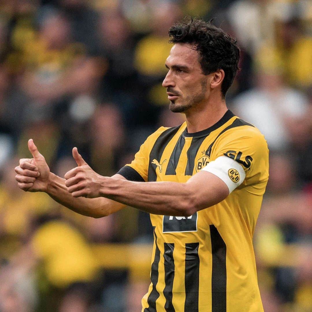 マッツ・フメルスのインスタグラム：「Zuhause weiterhin eine Macht +3 🖤💛」