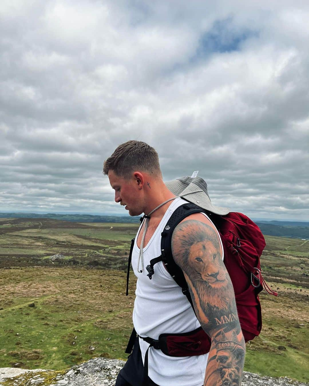 アダム・ピーティのインスタグラム：「Recharging in Dartmoor 🔋  I love this place」