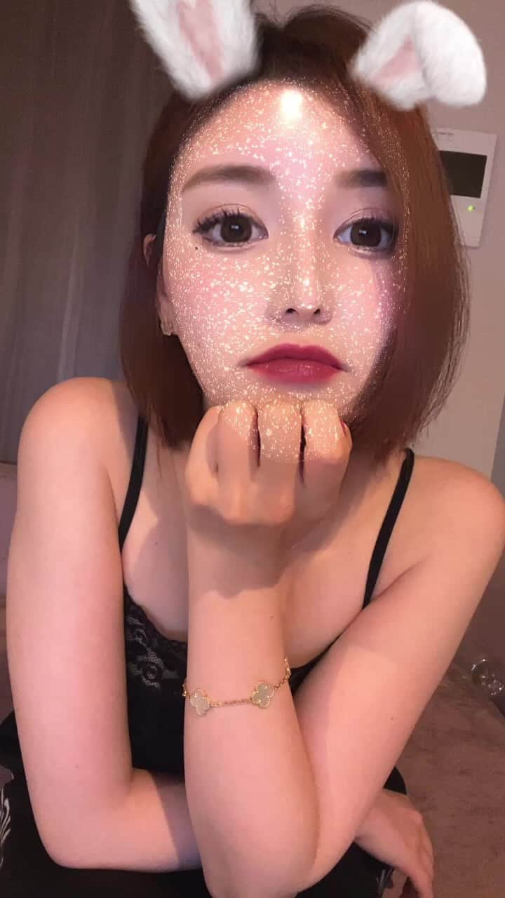 𝑒𝑟𝑖𝑘𝑎のインスタグラム：「2回目のライブ配信😳 . . 声と笑顔沢山褒められた日でした😊💛 コメント沢山で嬉しかったです😚❣️ これからも宜しくお願いします🙈💖」