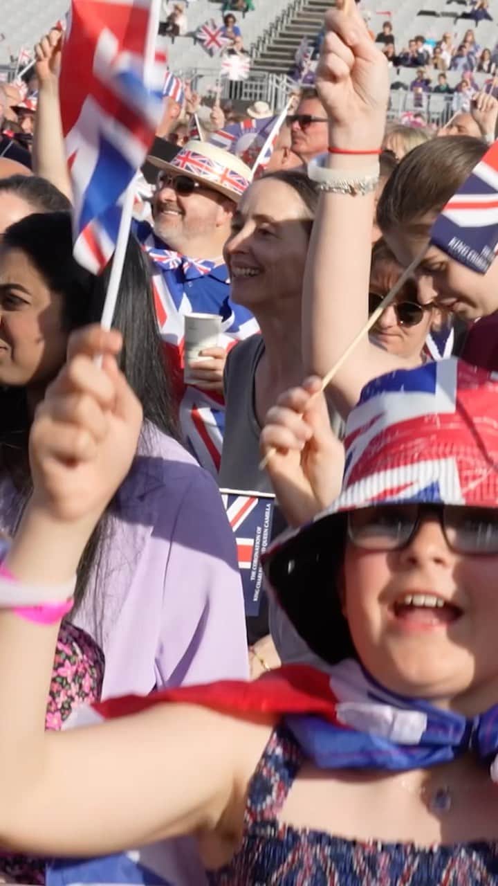 ロイヤル・ファミリーのインスタグラム：「🇬🇧 The party’s started early here at Windsor Castle, with guests arriving to enjoy the beautiful backdrop of Windsor Castle.  🌞 It’s a glorious evening and the perfect setting for the #CoronationConcert. You can watch live from home from 8pm on @bbcone and @bbciplayer.」