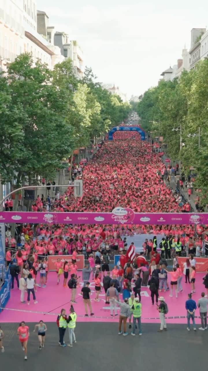 Oyshoのインスタグラム：「¡Gracias Madrid! Hoy 32.000 mujeres se han sumado a la marea rosa @carreramujer   #oysho」