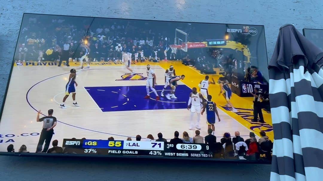 ロブ・モローのインスタグラム：「#Lakers #Knicks (????!!!!!) I love sports bars @busbys.west」
