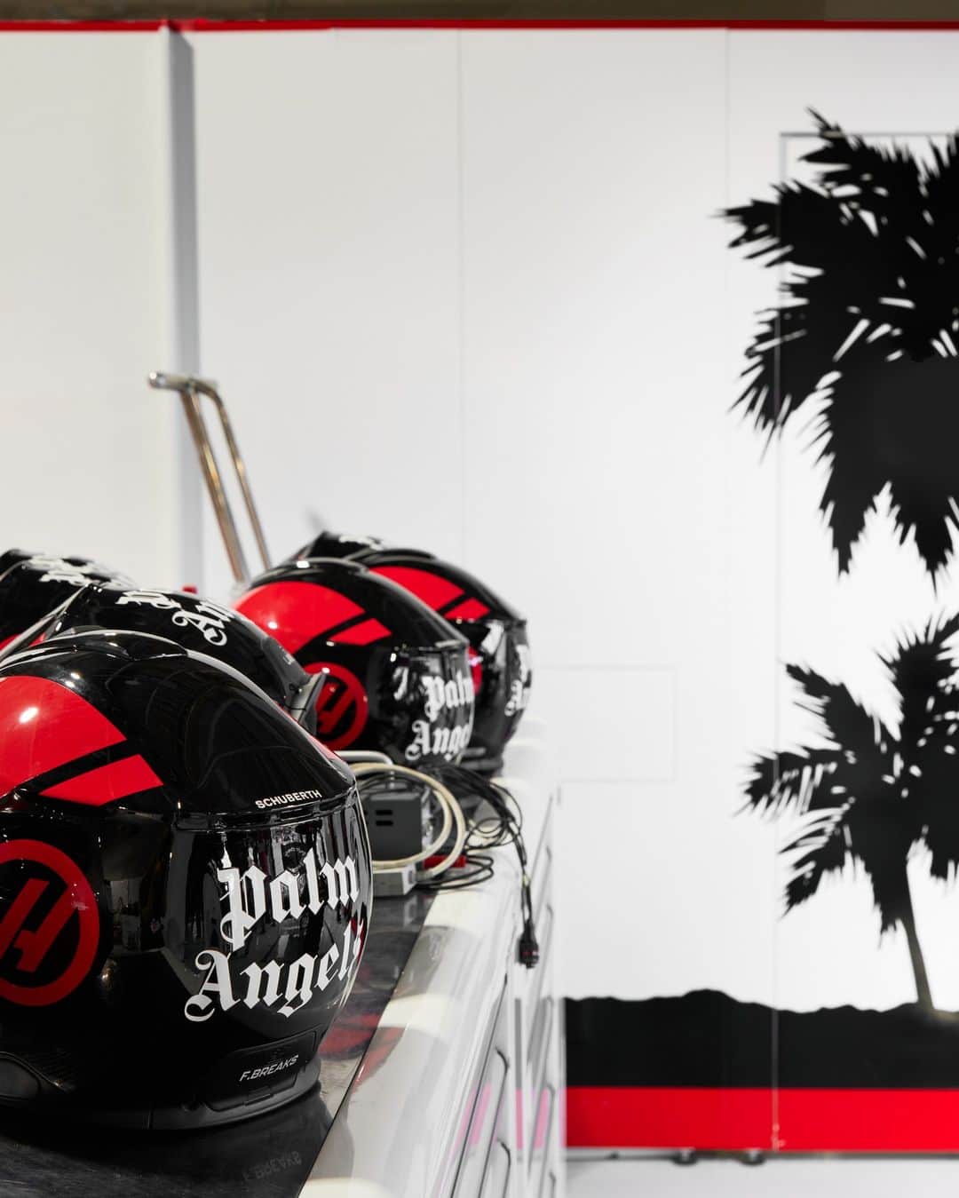 パーム・エンジェルスのインスタグラム：「Daring curves as narrative device to write a new luxury-wear paradigm.  Ready for Miami F1 Grand Prix 2023.  Shop Palm Angels Racing and Palm Angels x MoneyGram Haas F1 Team Collections at palmangels.com   @haasf1team」