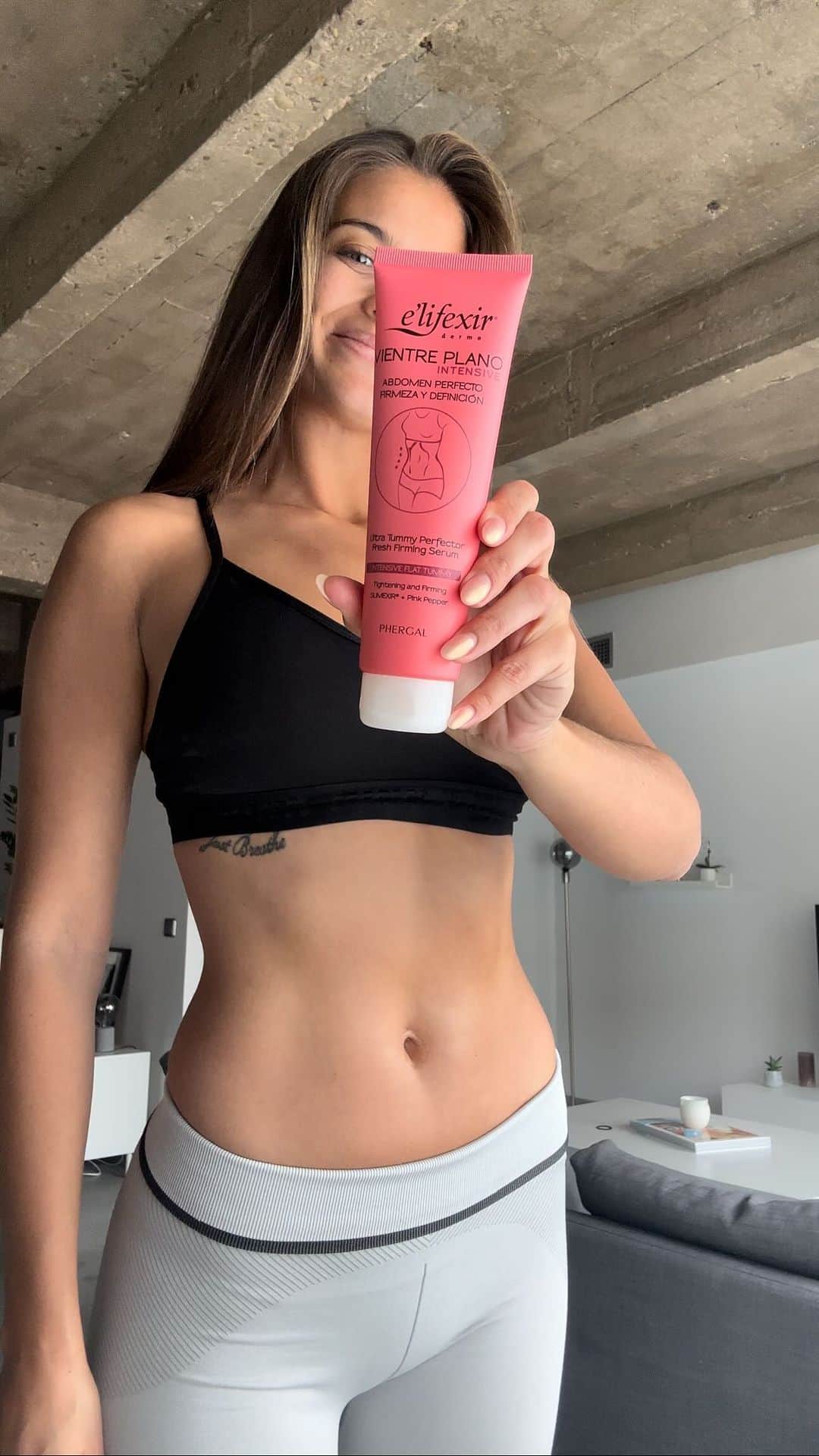 デシレ・コルデロ・フェレールのインスタグラム：「Chic@s! 🤩🤩🤩 Me he unido al reto #HipopresivosElifexir durante 21 días de @elifexir para fortalecer el abdomen y el suelo pélvico y para reducir cintura.  El reto: de 20 a 30 minutos diarios de hipopresivos y la aplicación, primero de e’lifexir Vientre Plano Intensive Aceite, para activar los músculos y relajar las zonas de despliegue de las costillas, antes de empezar la actividad. Y tras la ducha, me aplico e’lifexir Vientre Plano Intensive Sérum de la misma forma que el aceite, perfilando las costillas y masajeando de forma circular por todo el abdomen. Con esta simple rutina, mantengo mi abdomen firme así́ como el suelo pélvico, el diafragma y la espalda.  ¿Os animáis a apuntaros al reto #HipopresivosElifexir? ¡Con dieta equilibrada, los ejercicios hipopresivos y la combinación de estos productazos veréis los resultados pronto!  #actitudelifexir  @phergal #publi」