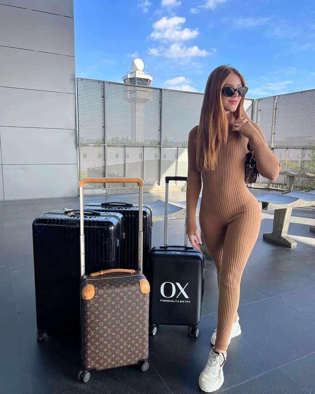 マリ・マリアのインスタグラム：「Próximo destino: Barcelona✈️ Prontinha no aeroporto e muito feliz de ir passar alguns dias nessa cidade linda a convite da @oxcosmeticos! Mal posso esperar pra mostrar pra vocês tudo de especial que vou fazer por lá, tenho certeza que vão amar acompanhar cada detalhe dessa viagem aqui comigo ❤」